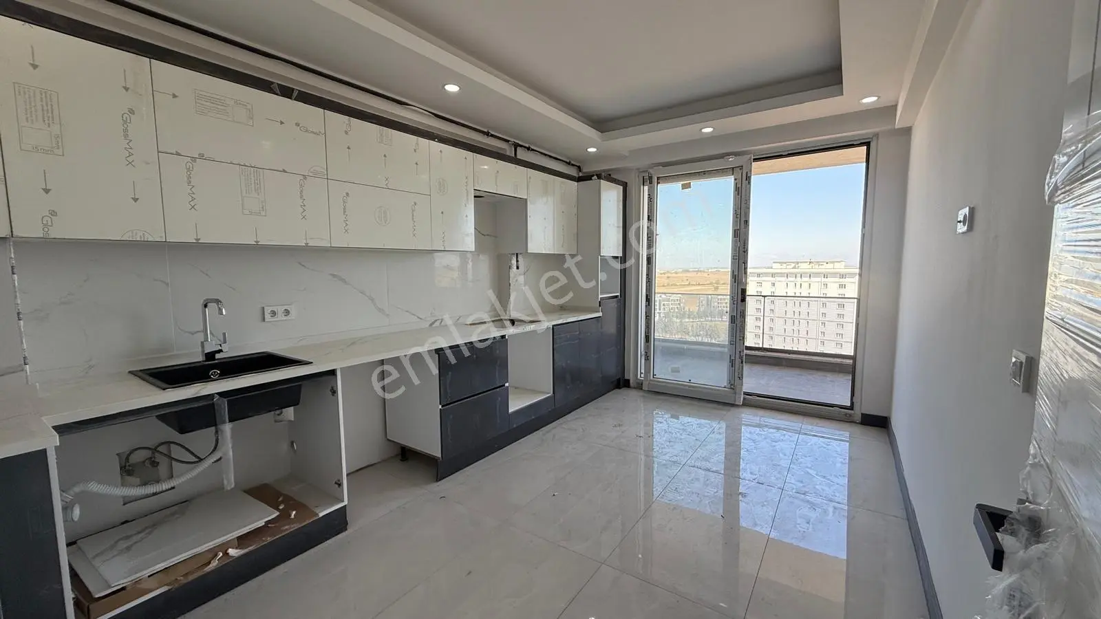 Turyaptan İzsiz Towers Da 7.kat Doğu Cephe 3+1 Kiralık Daire