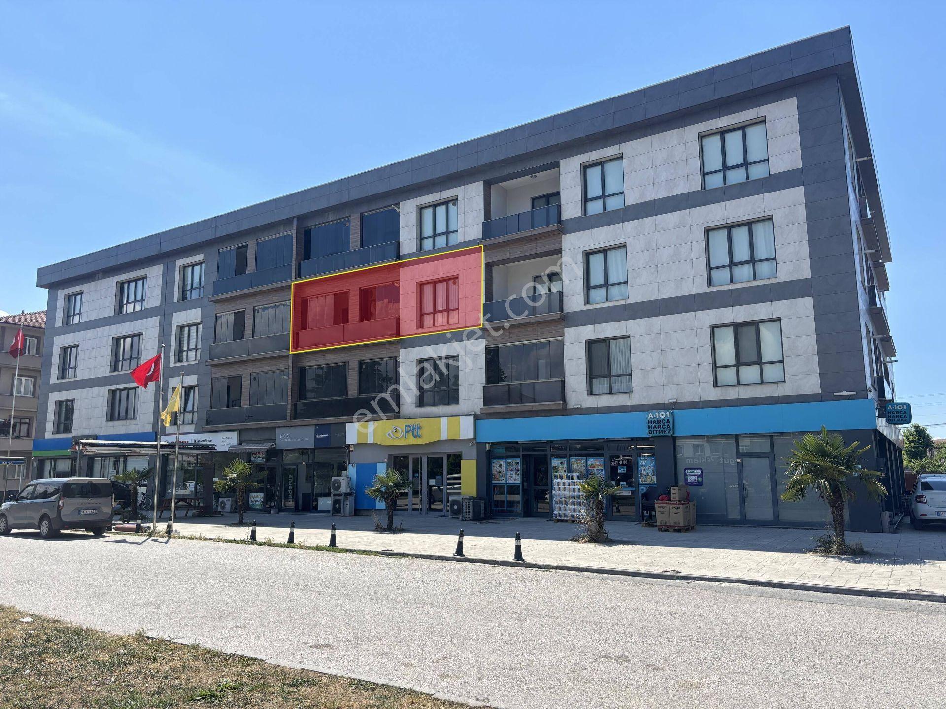 Cedidiye Mahallesi'nde 3+1 135 M² Satılık Ara Kat Daire