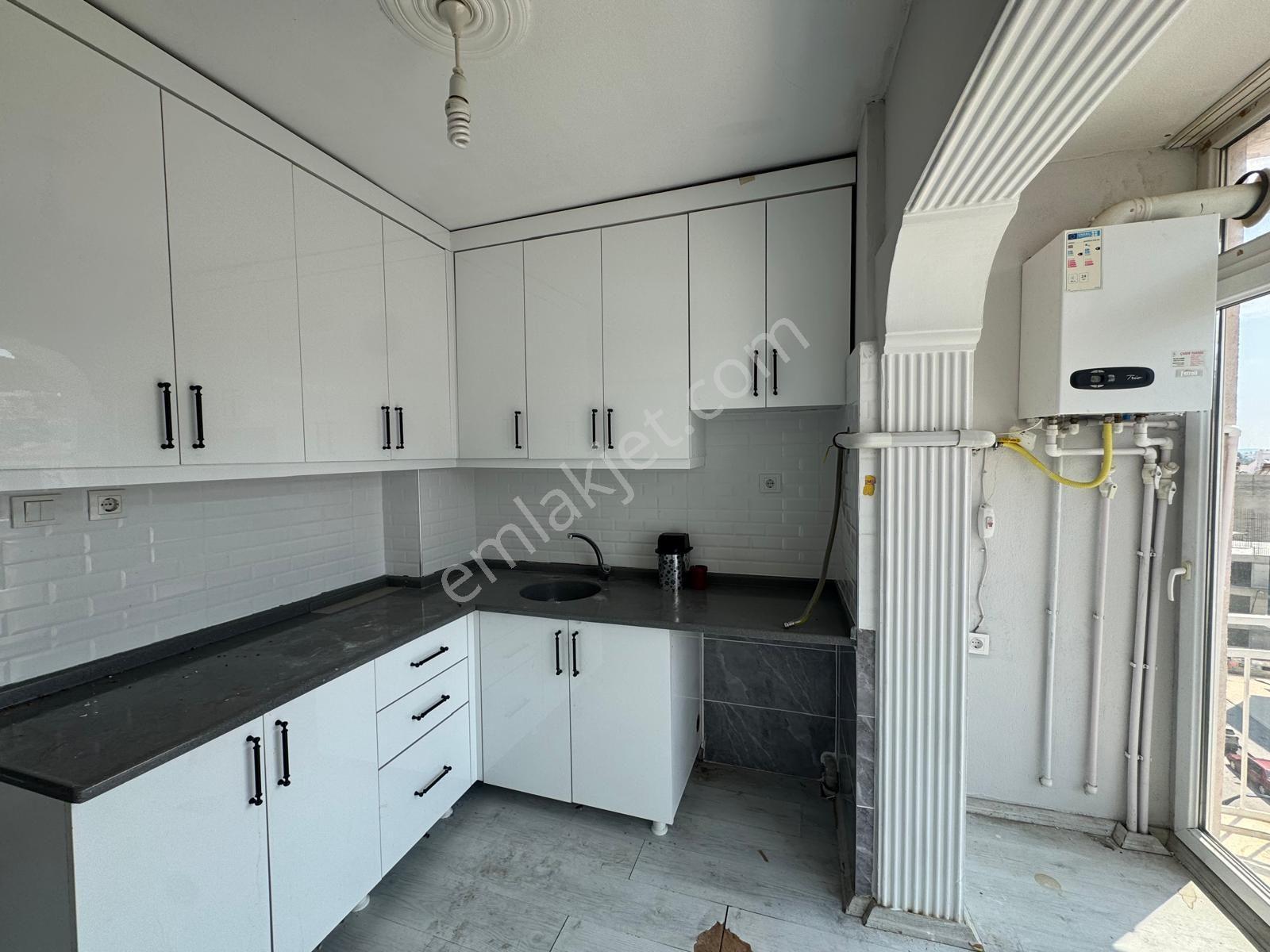Bergama Şehir Merkezi Asansörlü Doğalgazlı Kapalı Mutfak 2+1 Geniş Kiralık Daire - Görsel 3