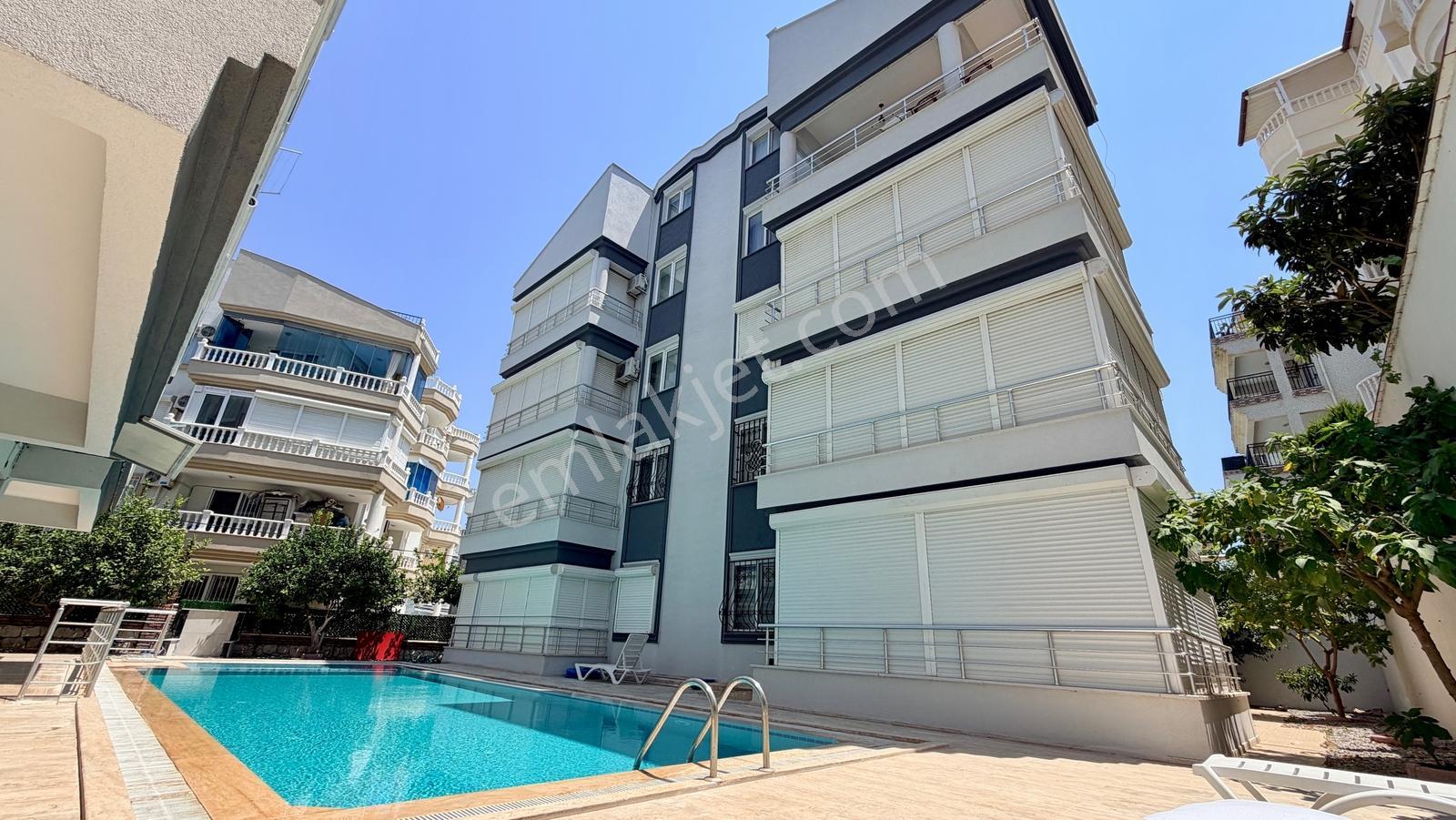 Didim Altınkum'da Havuzlu Sitede Eşyalı 3+1 Ara Kat Daire