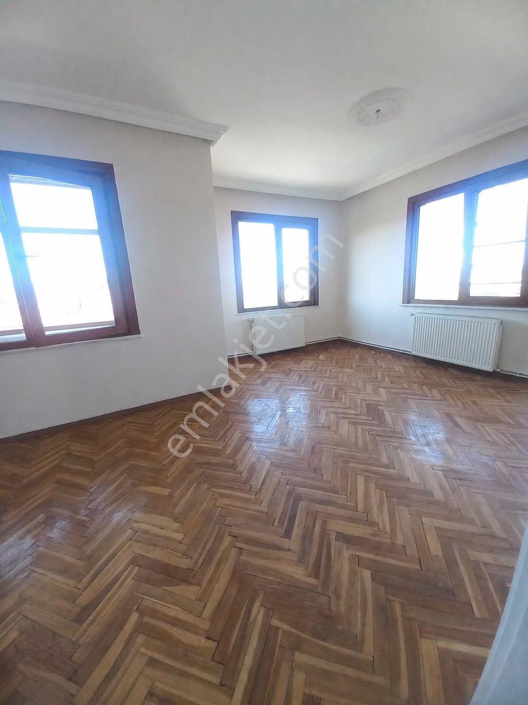 Kandilli 'de Boğaz Havasında Ferah Kiralık 2+1 Daire - Görsel 3