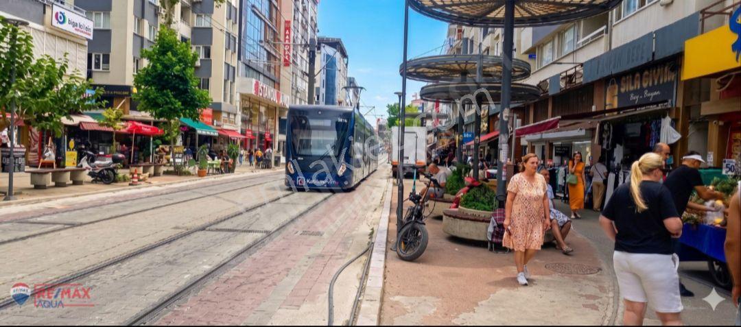 Şarampolde Tramvaya Sıfır Dükkan