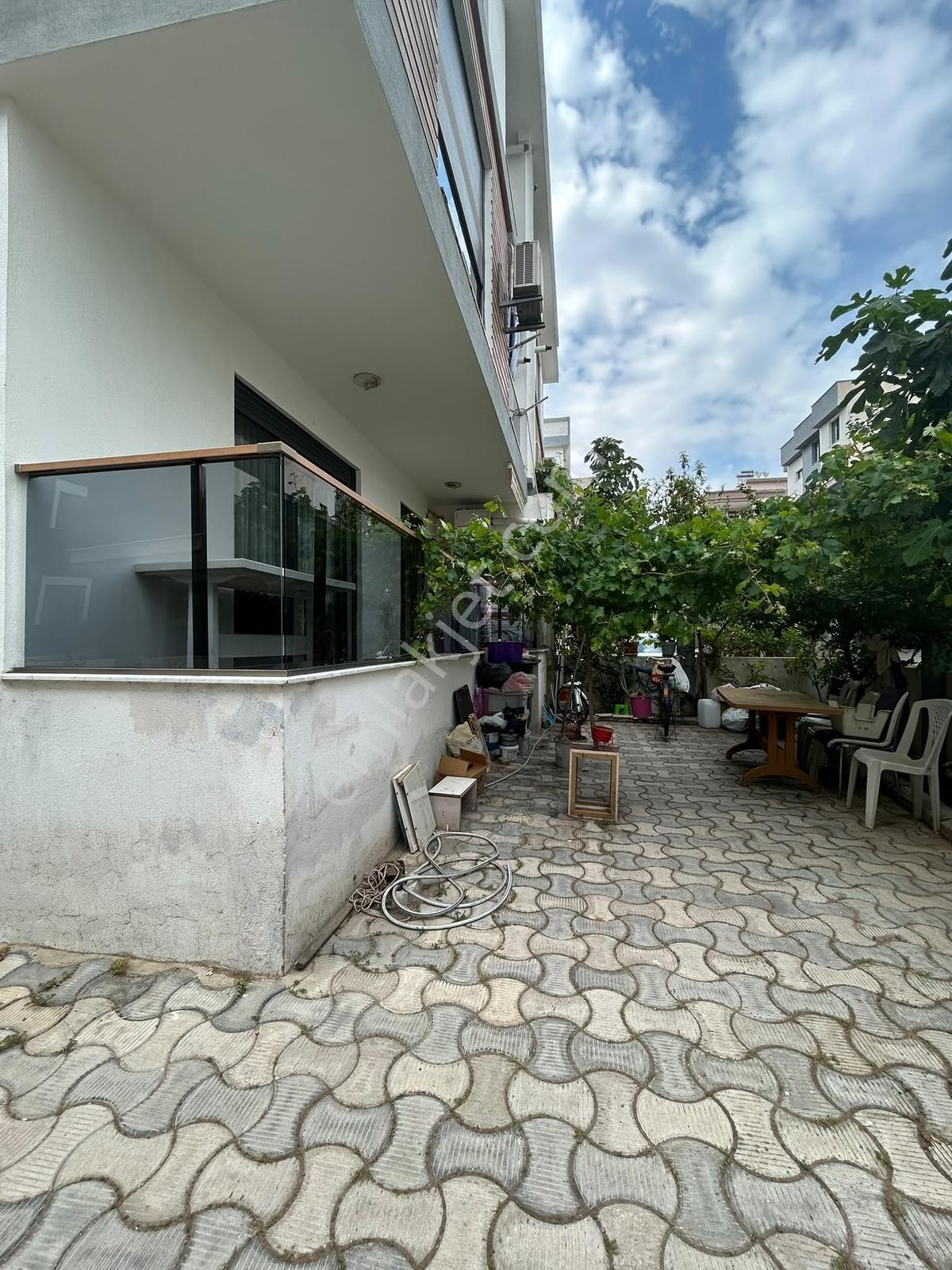 Menderes Cüneytbey'de Bahçeli Eşyalı Kiralık Geniş 1+1 Daire - Görsel 18