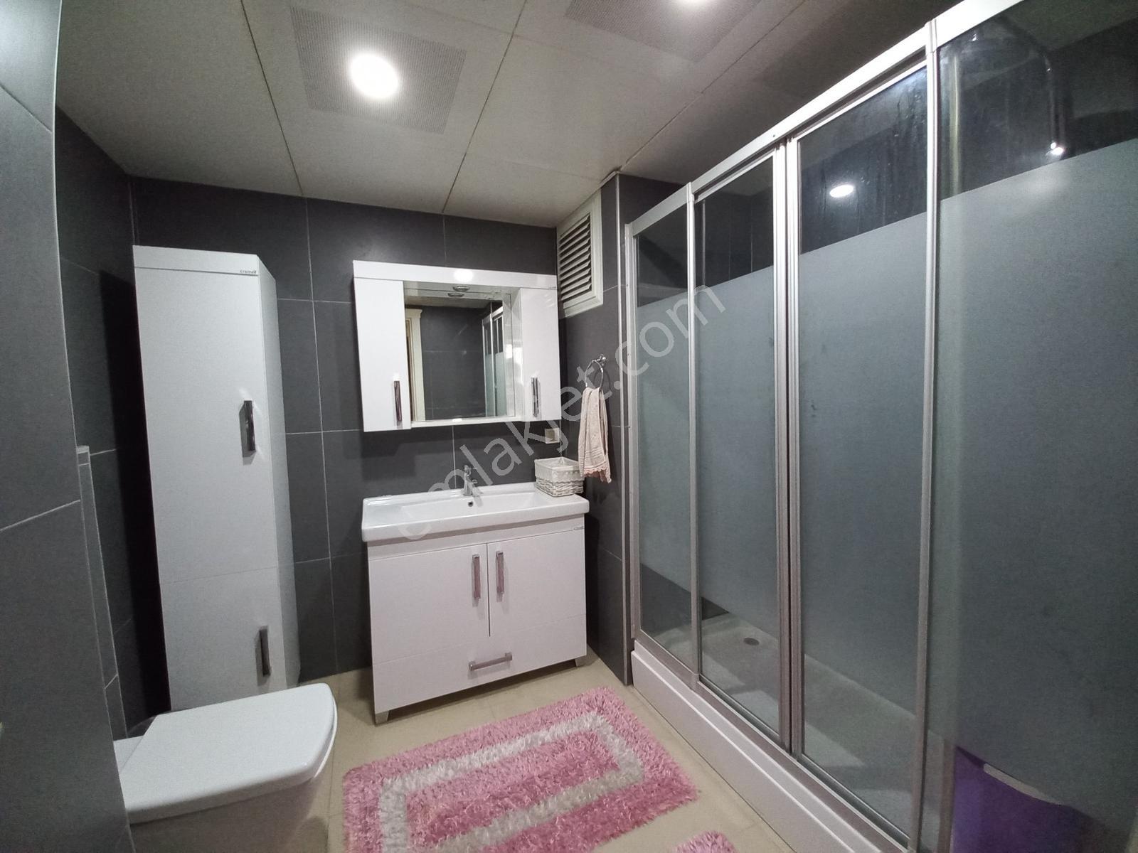 Fenerde 3+1den 2+1e Çevrilmiş Oldukça Geniş Eşyalı Kiralık Daire - Görsel 27