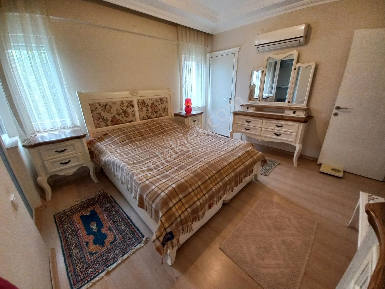 Fenerde 3+1den 2+1e Çevrilmiş Oldukça Geniş Eşyalı Kiralık Daire - Görsel 3