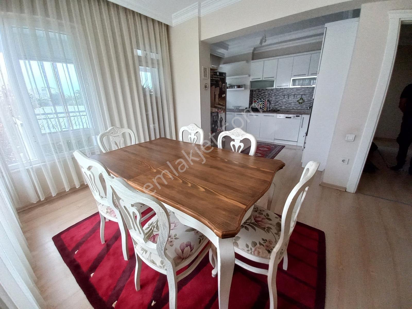 Fenerde 3+1den 2+1e Çevrilmiş Oldukça Geniş Eşyalı Kiralık Daire - Görsel 2