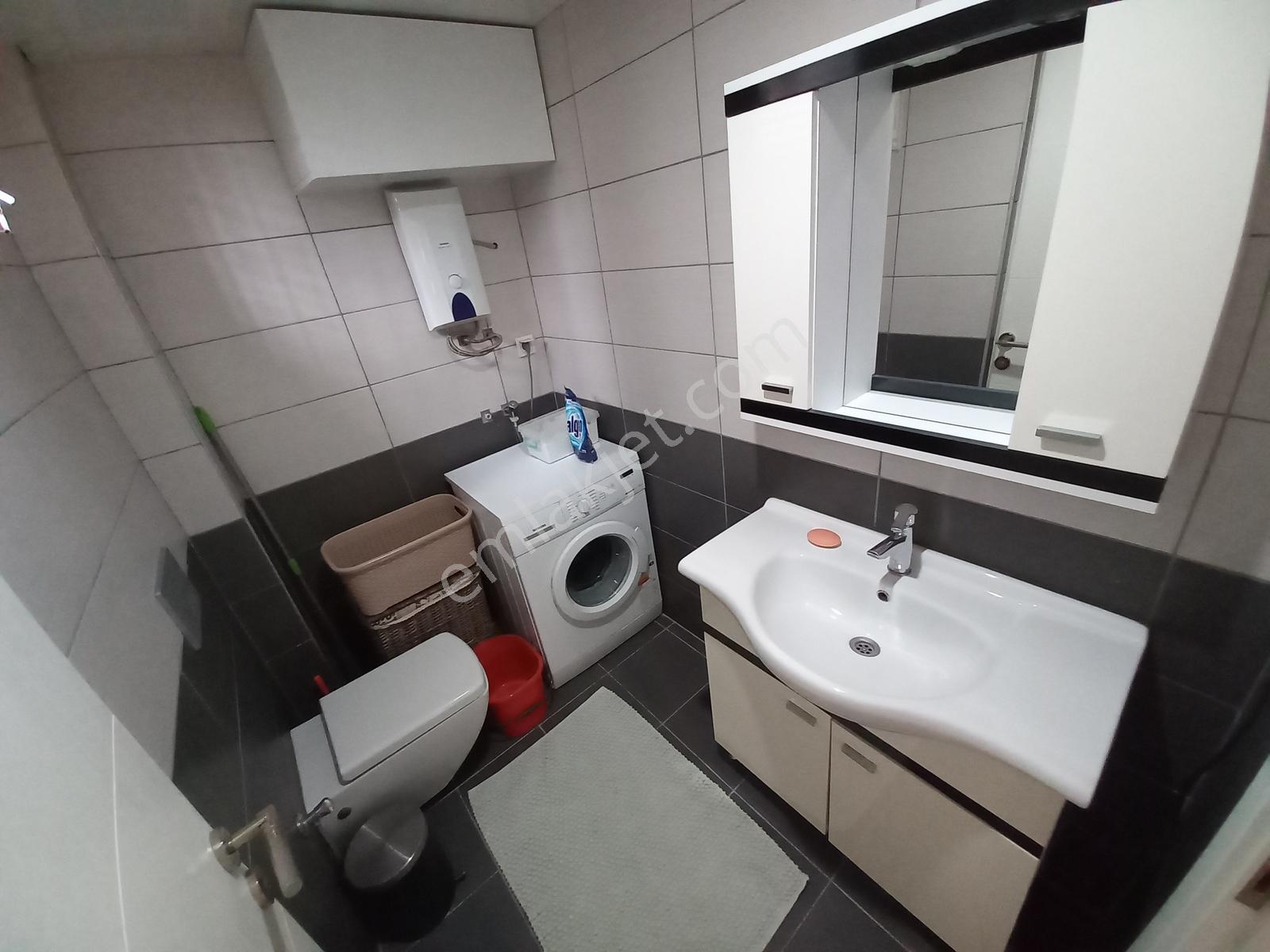 Fenerde 3+1den 2+1e Çevrilmiş Oldukça Geniş Eşyalı Kiralık Daire - Görsel 17