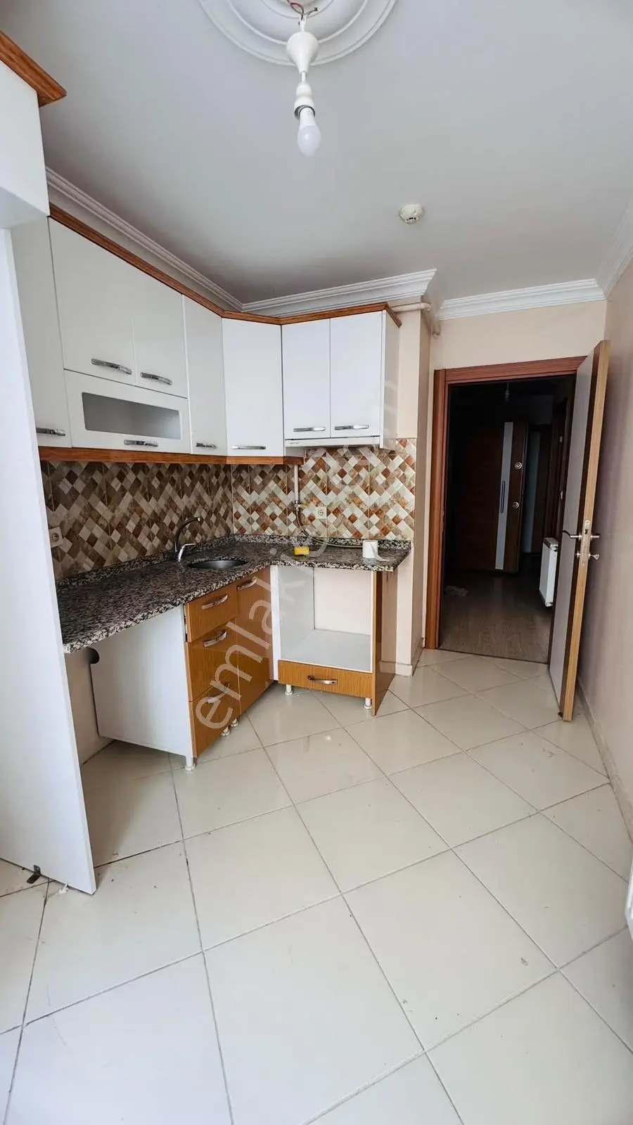 Kiralık 2+1 Teraslı Çarşı İçinde Daire