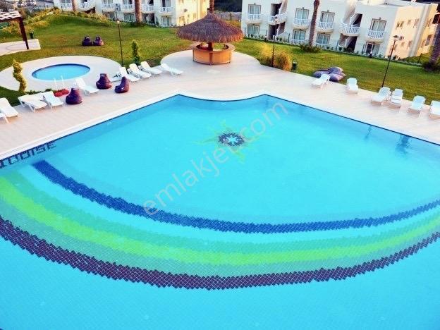Denize Yakın Sitede Satılık Eşyalı Üstkat Daire Özel Plajlı Ev - Görsel 19