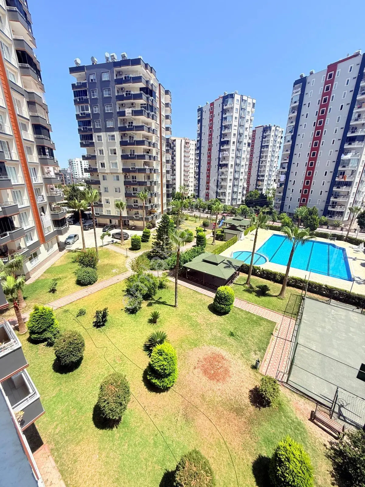 Mezitli'de Havuz Manzaralı Geniş Balkonlu 3+1 Daire - Görsel 2