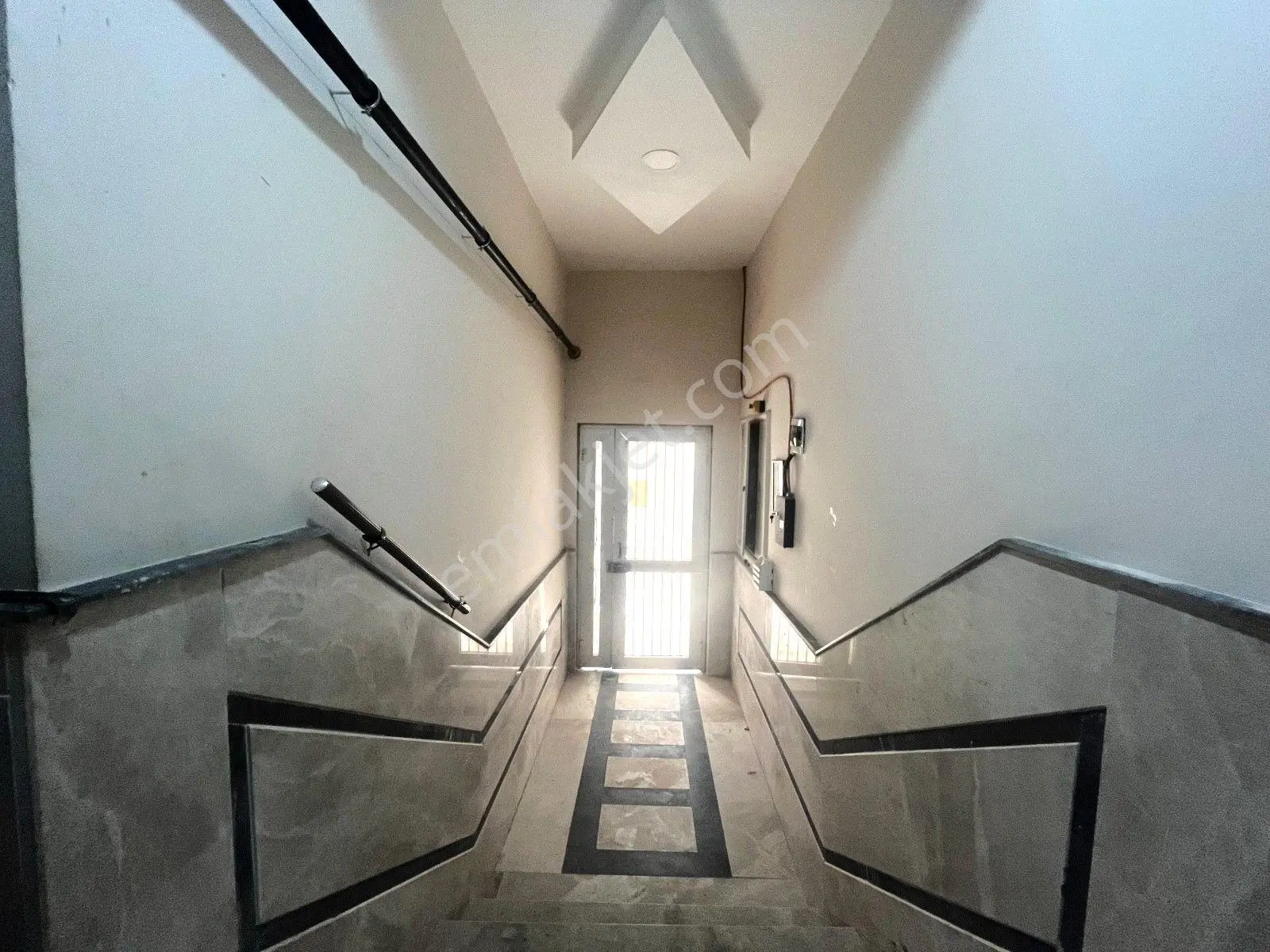 𝄞melodi'den Akçay Merkez'de Piyasanın Altında Ön Cephe Asansörlü Cam Balkon 1+1 Daire - Görsel 2