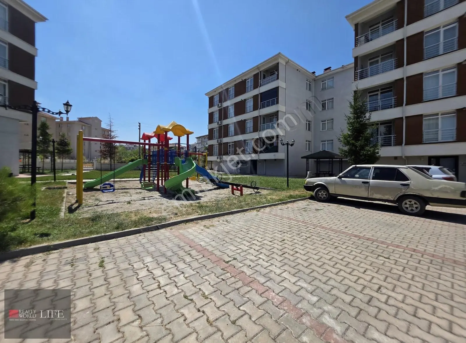 Rw Lıfe // Emek Mahallesi Site İçi Asansörlü Satılık 2+1 Daire