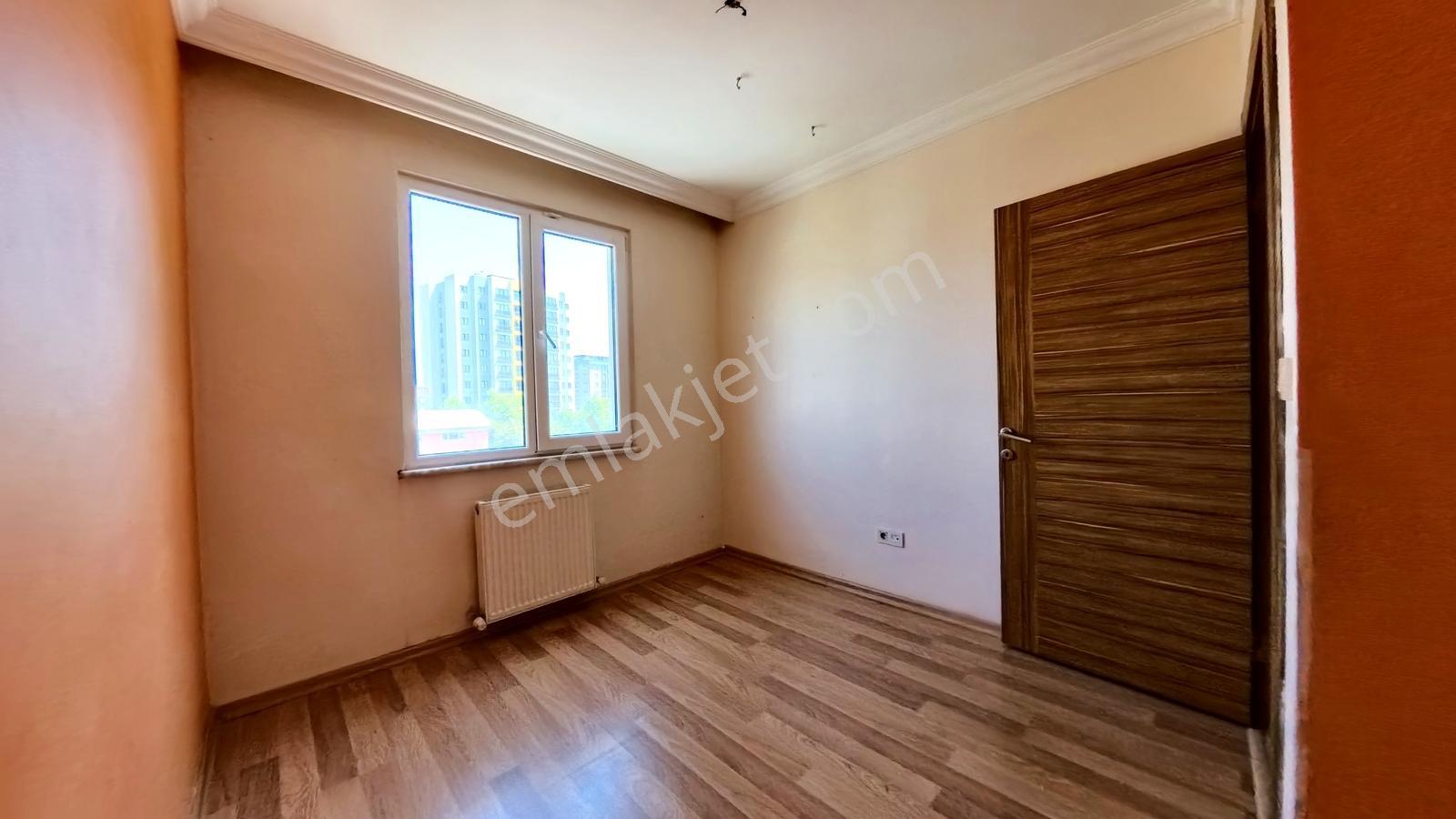 Sultanbeyli Merkez'de Metro Yanı Site İçi Ara Kat Kiralık Daire - Görsel 4