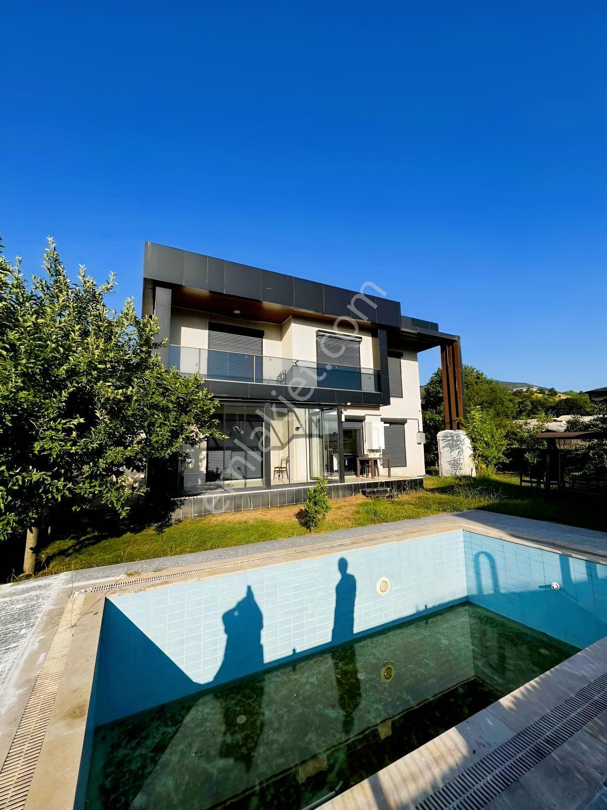 Müstakil Havuzlu ,bahçeli ,tam Donanımlı Özel Tasarım 4+1 Villa - Görsel 3