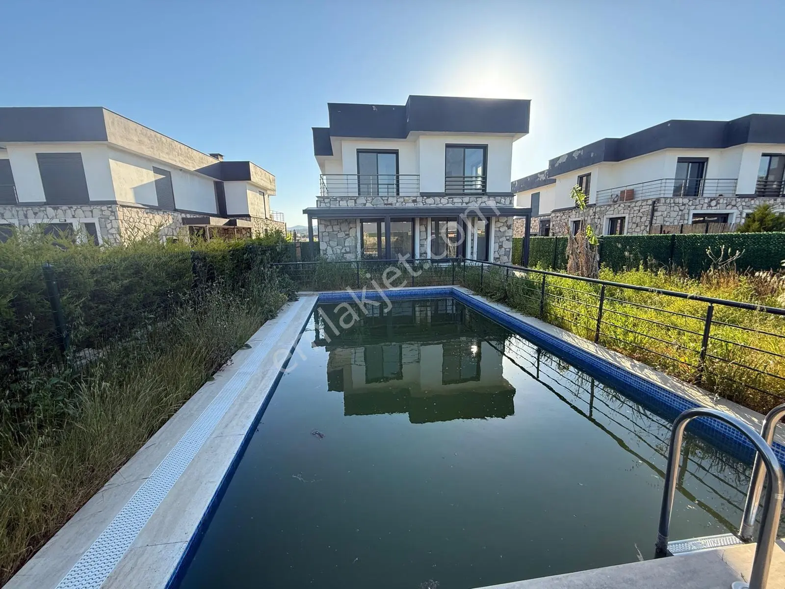 Urla Kuşçular Da Havuzlu ,geniş Bahçeli Satılık Villa