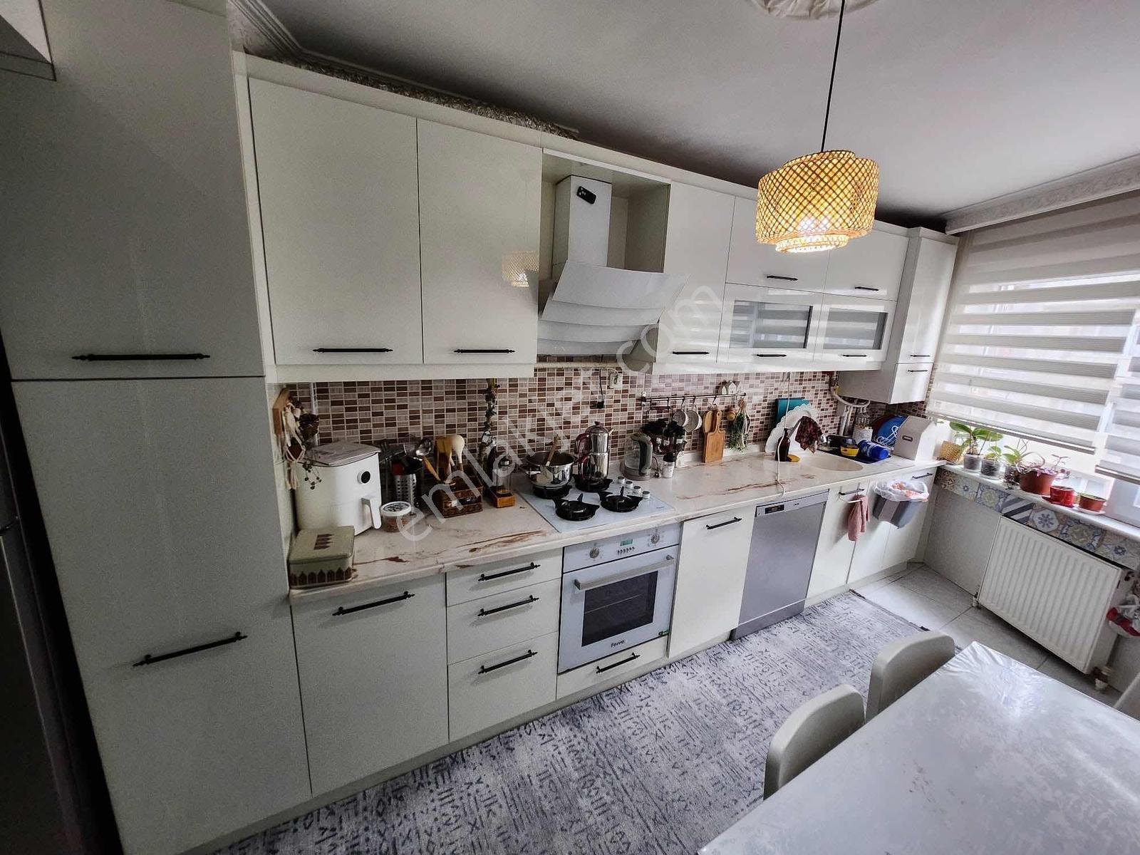 Bm Real Estate Gazcılar Cadde Üzerinde Kiralık 3+1 Daire