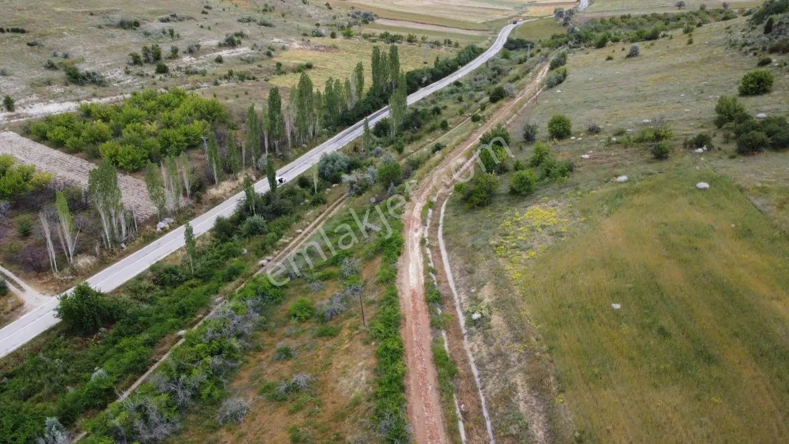 Asfalt Dibi Üç Yerleşim Arasında Göle Yakın Muhteşem Arazi - Görsel 4