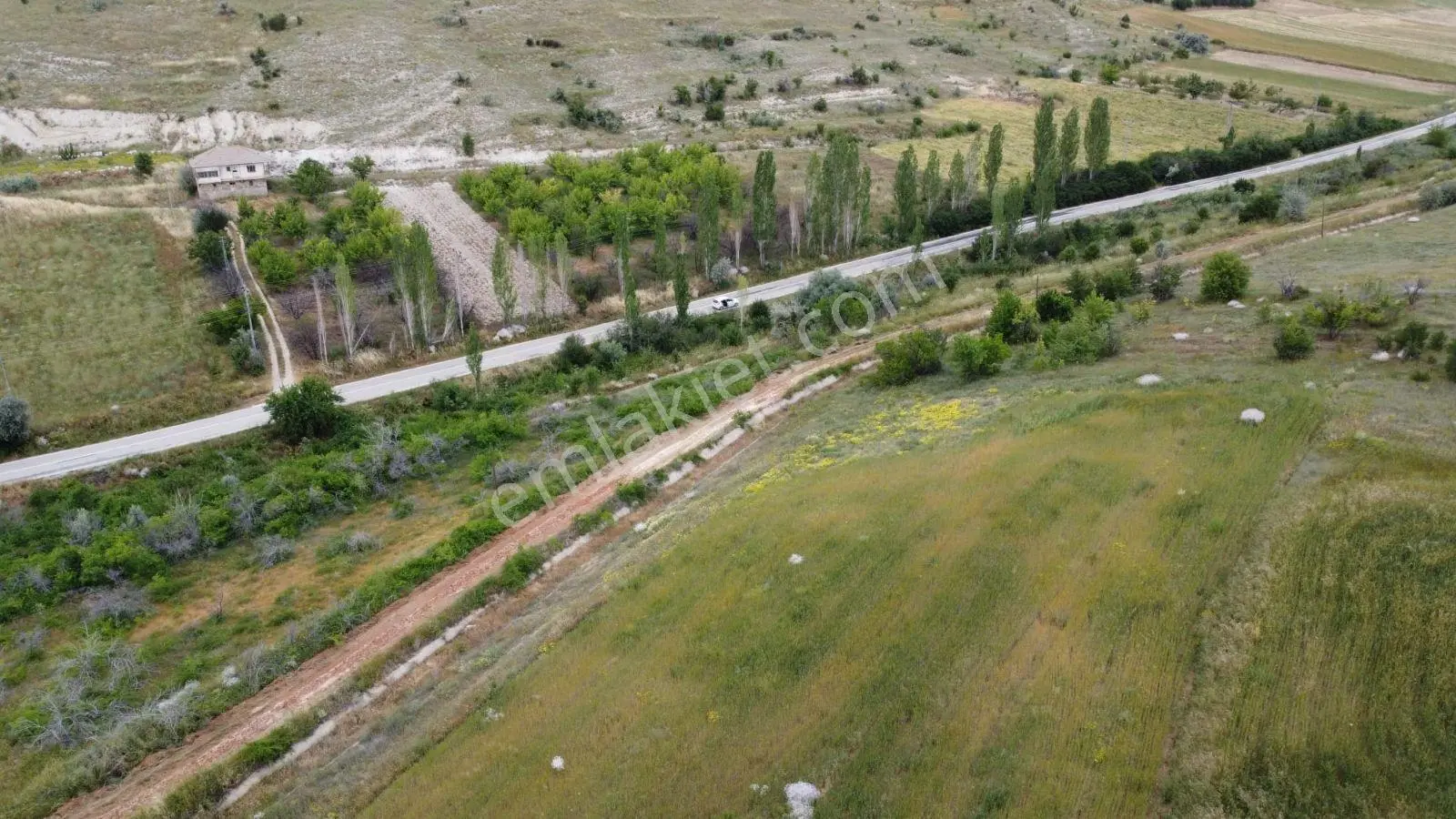 Asfalt Dibi Üç Yerleşim Arasında Göle Yakın Muhteşem Arazi