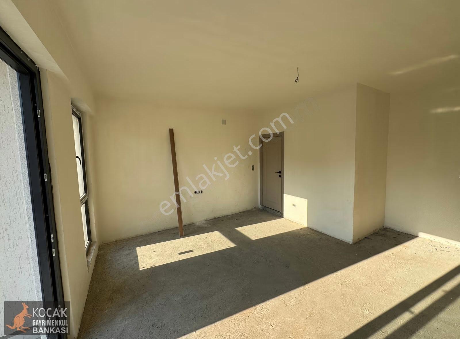 Göl Sahil Caddesine Yakın Mesafede Sıfır Tribleks Villa