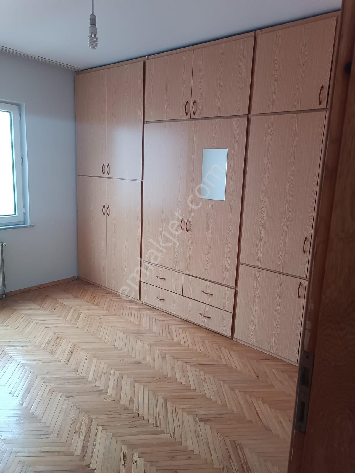 Çarşı Vilayet Meydanında Kiralık 2+1 Balkonlu Ara Kat Daire - Görsel 5