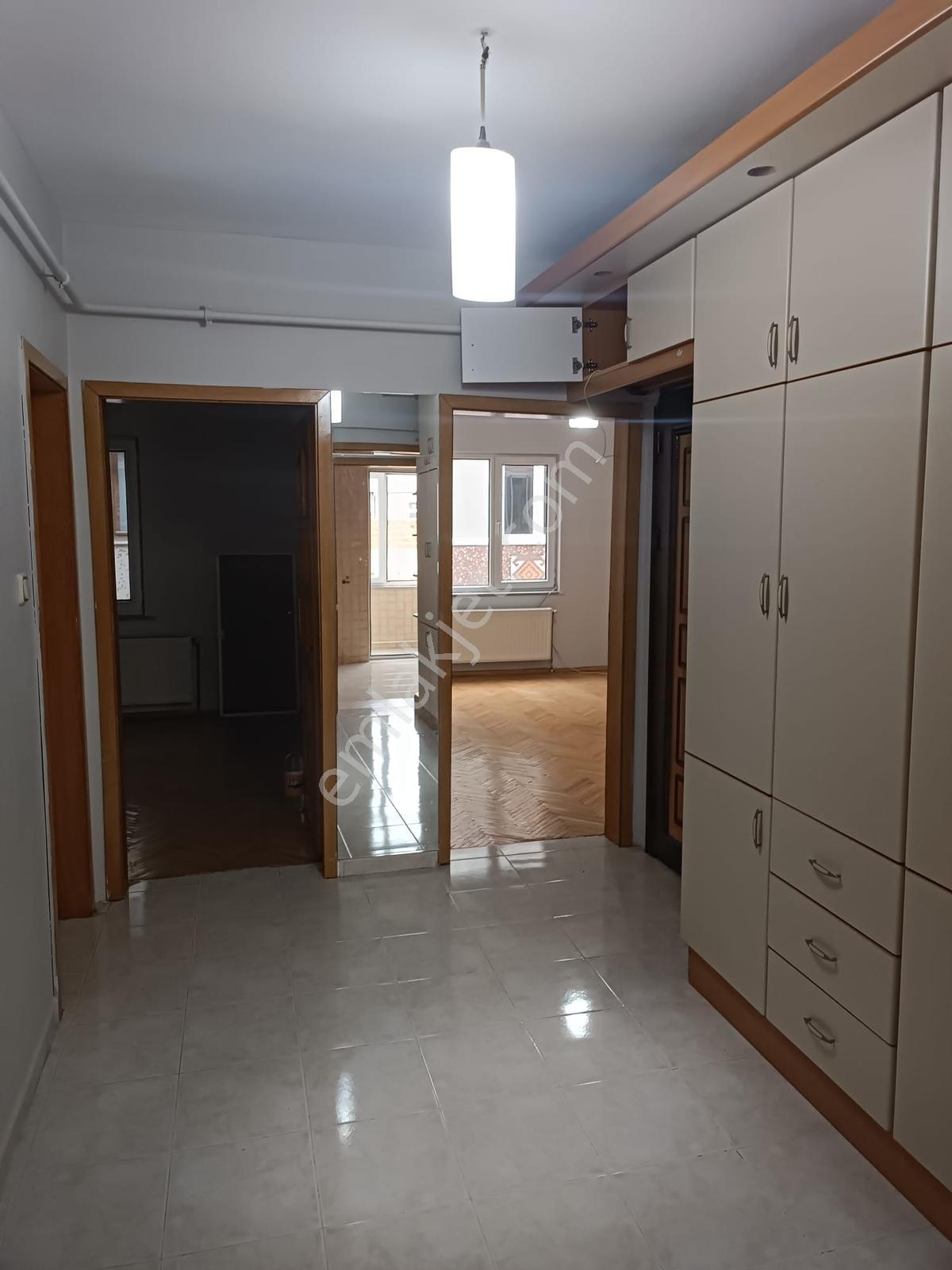 Çarşı Vilayet Meydanında Kiralık 2+1 Balkonlu Ara Kat Daire - Görsel 7