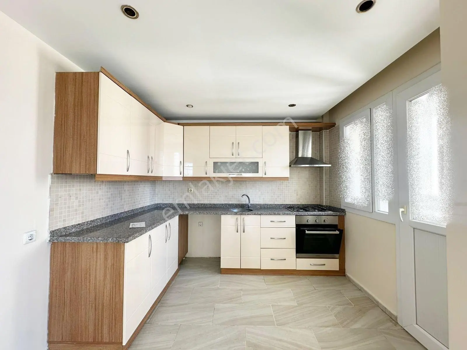 Türkmenbaşı Pınarda İskanlı Binada Geniş 3+1 Çift Banyolu Satılık Daire