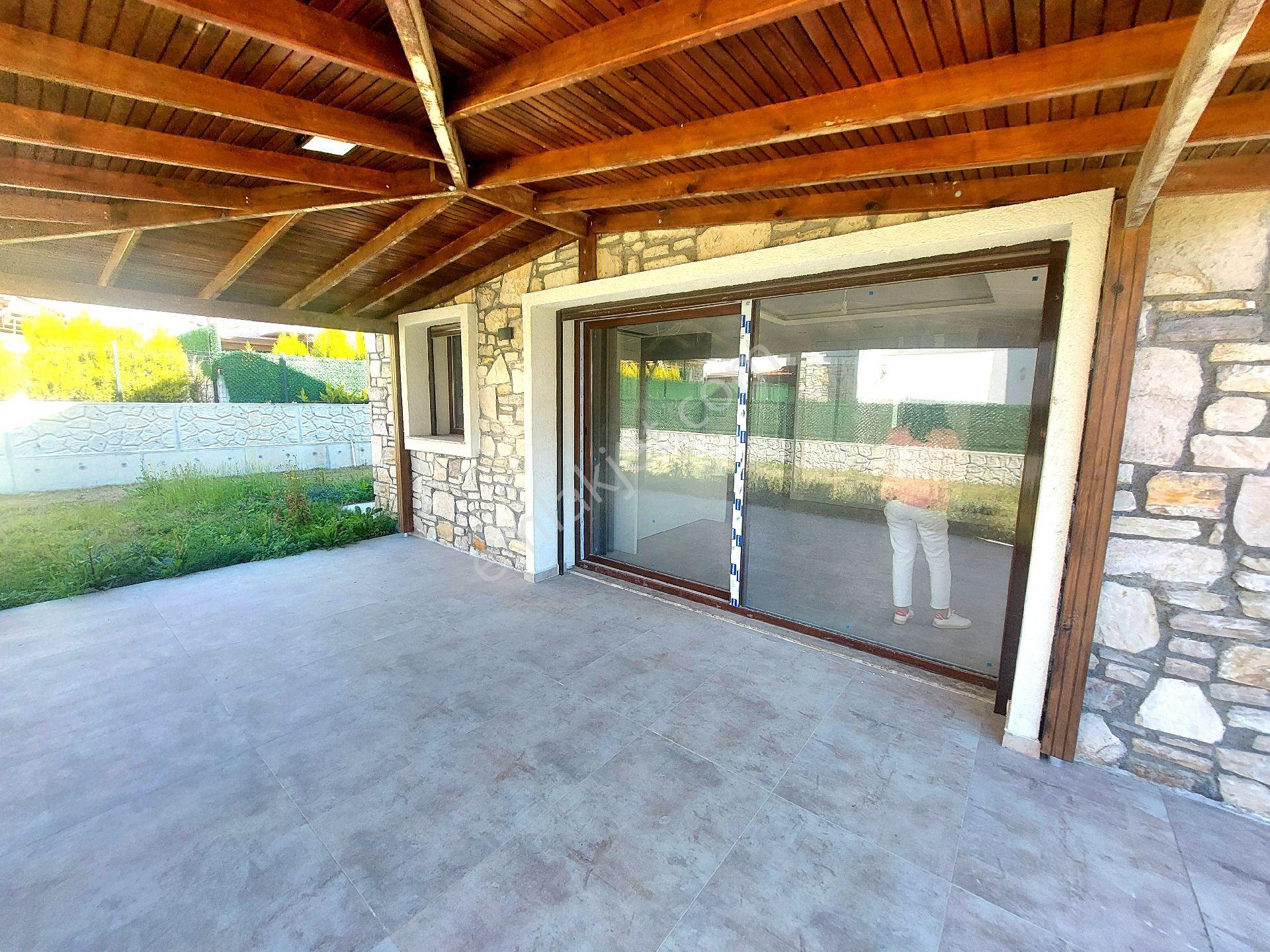 Kuşadasında Özel Havuzlu Geniş Bahçeli Sıfır Villa - Görsel 35