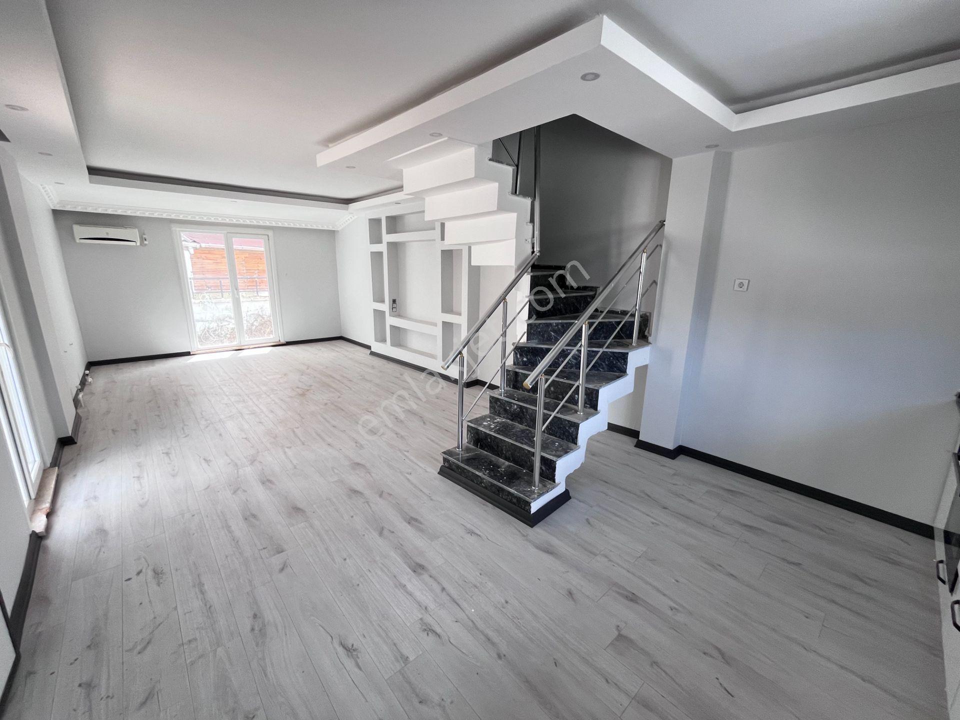 Denizin Ve Marketlerin Hemen Yanında 4+1 Değerli Konumda Villa - Görsel 11