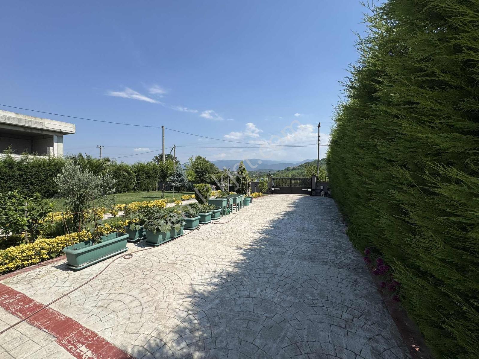 Ayşe Emlak'tan Bahçeli Müstakil Villa Full Eşyalı Kapalı Garajlı - Görsel 2