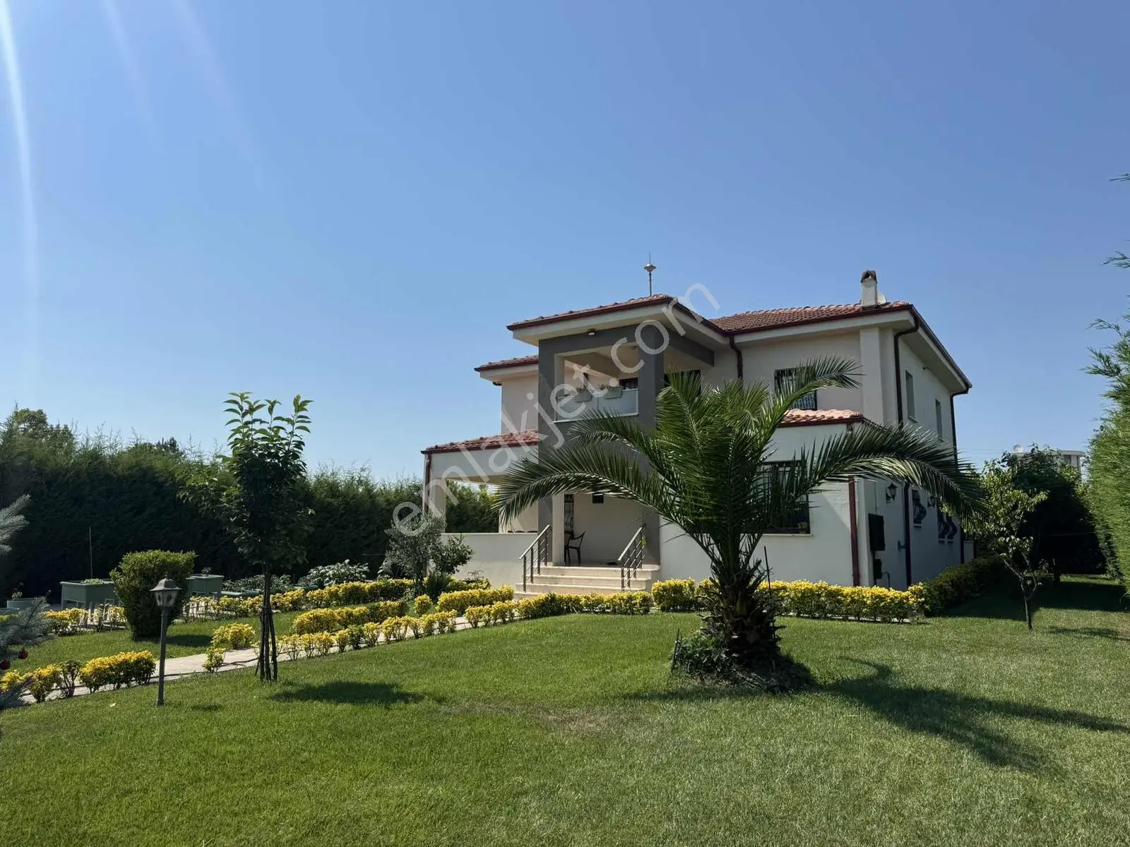 Ayşe Emlak'tan Bahçeli Müstakil Villa Full Eşyalı Kapalı Garajlı