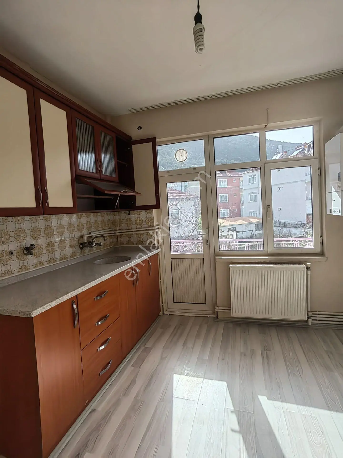 Akçay Emlak'tan Akşehir Gazi Pazarı Civarında Bakımlı Ara Kat Kiralık 3+1 Daire