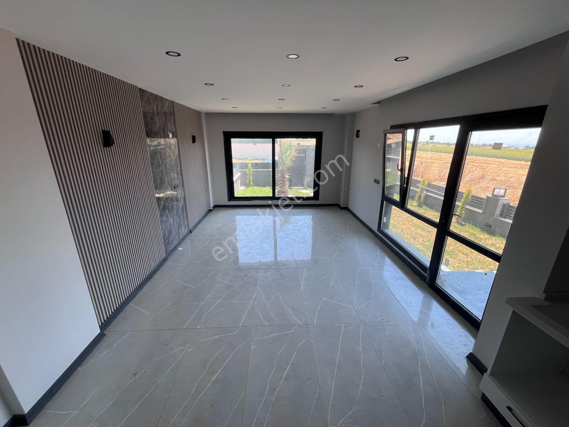 Geniş Bahçeli Havuza Uygun Güney Cephe Deniz Manzaralı Fırsat Villa - Görsel 23