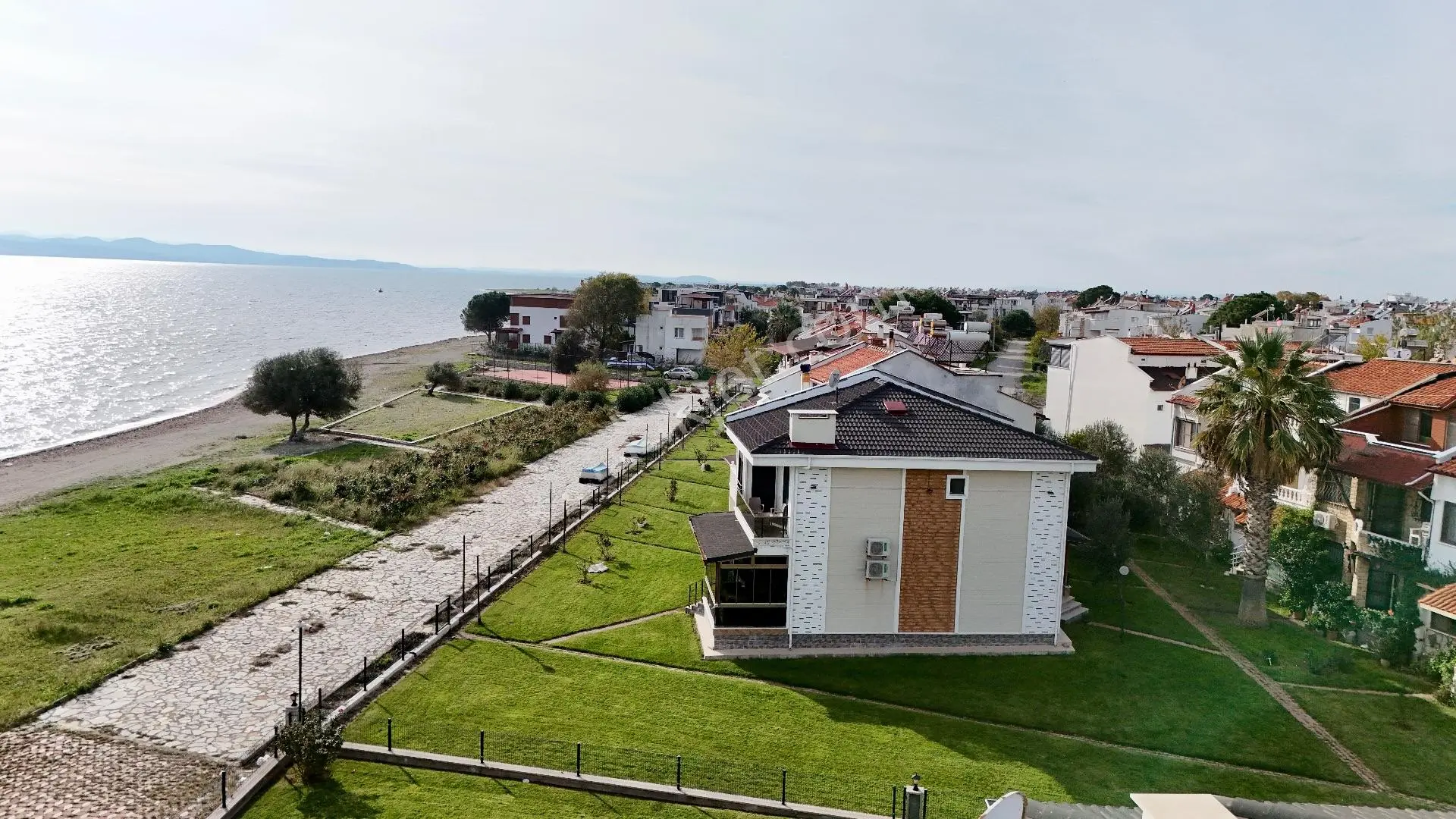 Güre'de Denize Tam Sıfır Konumda Satılık Köşe Villa
