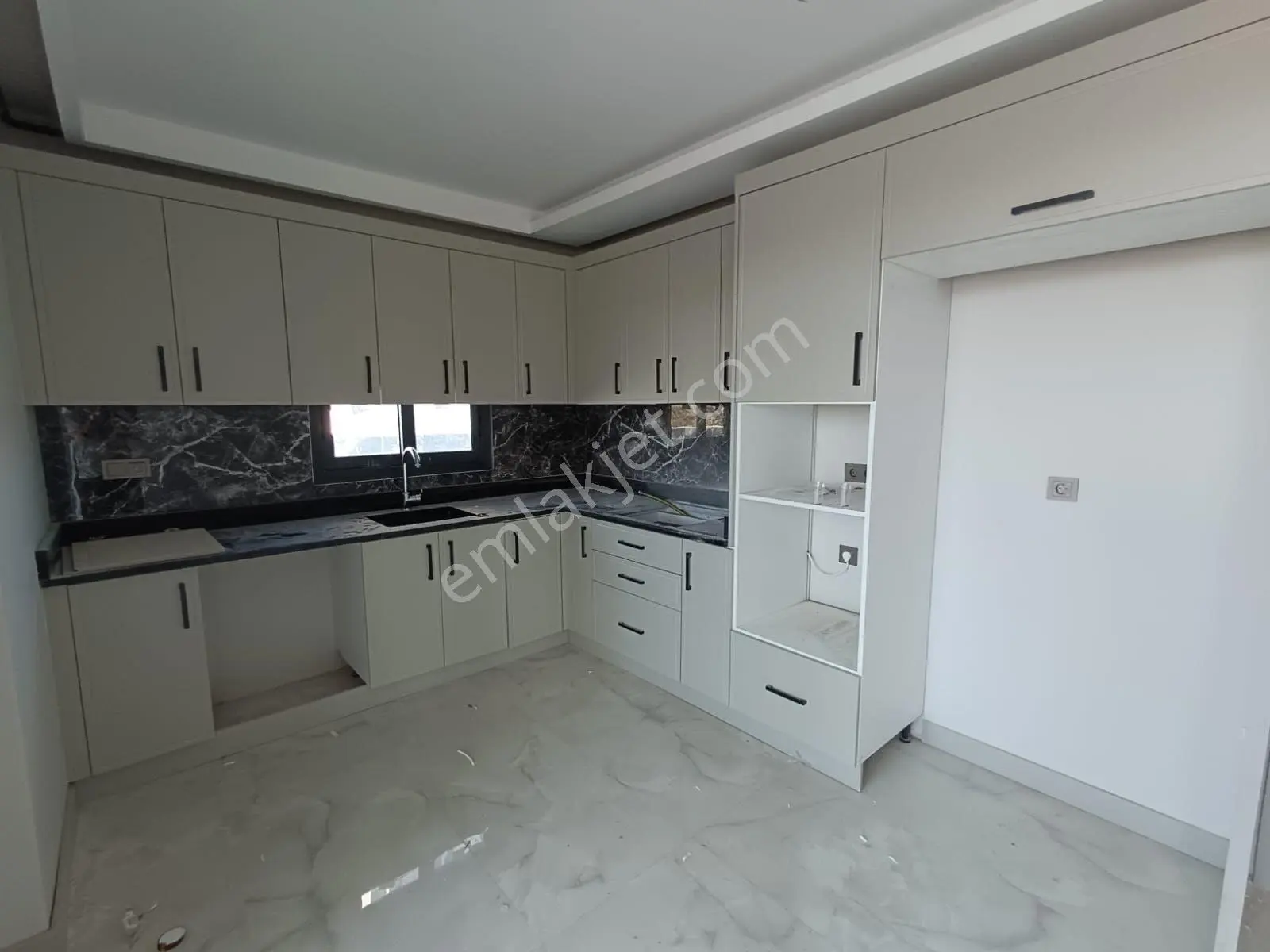 Kabasakalda Sosyal Donatılı+güvenlikli 3+1 Kapalı Mutfak+ankastreli+doğalgazlı+2banyolu+g. Odalı