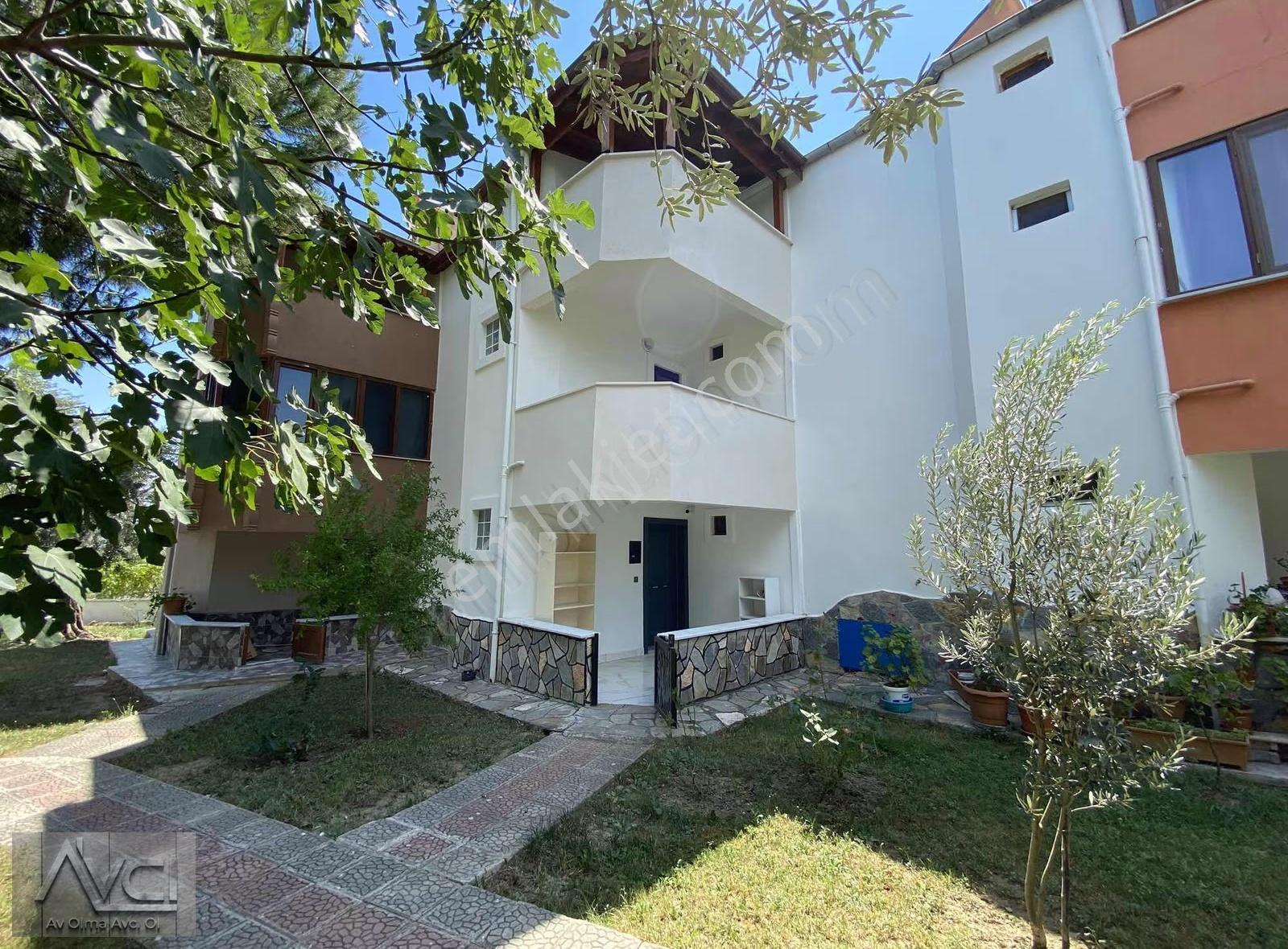 Avcı'dan Havuzlu Site'de Full Tadilatlı Eşyalı Satılık 3+1 Villa