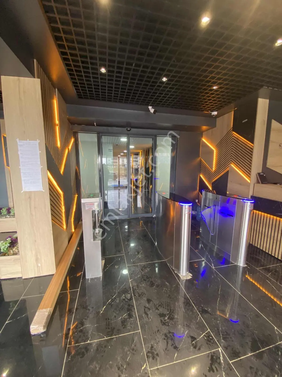 Uysal Glorıa'da Havuz Cephe Kiralık Sıfır Eşyalı 1+1 Daire