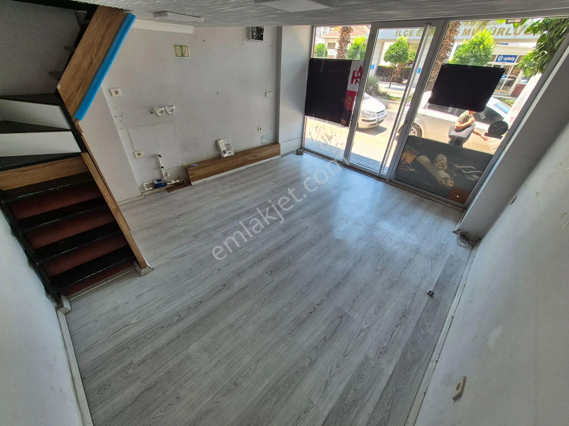 Akman'dan Edremit Merkezde Cadde Üzerinde Kiralık Dükkan