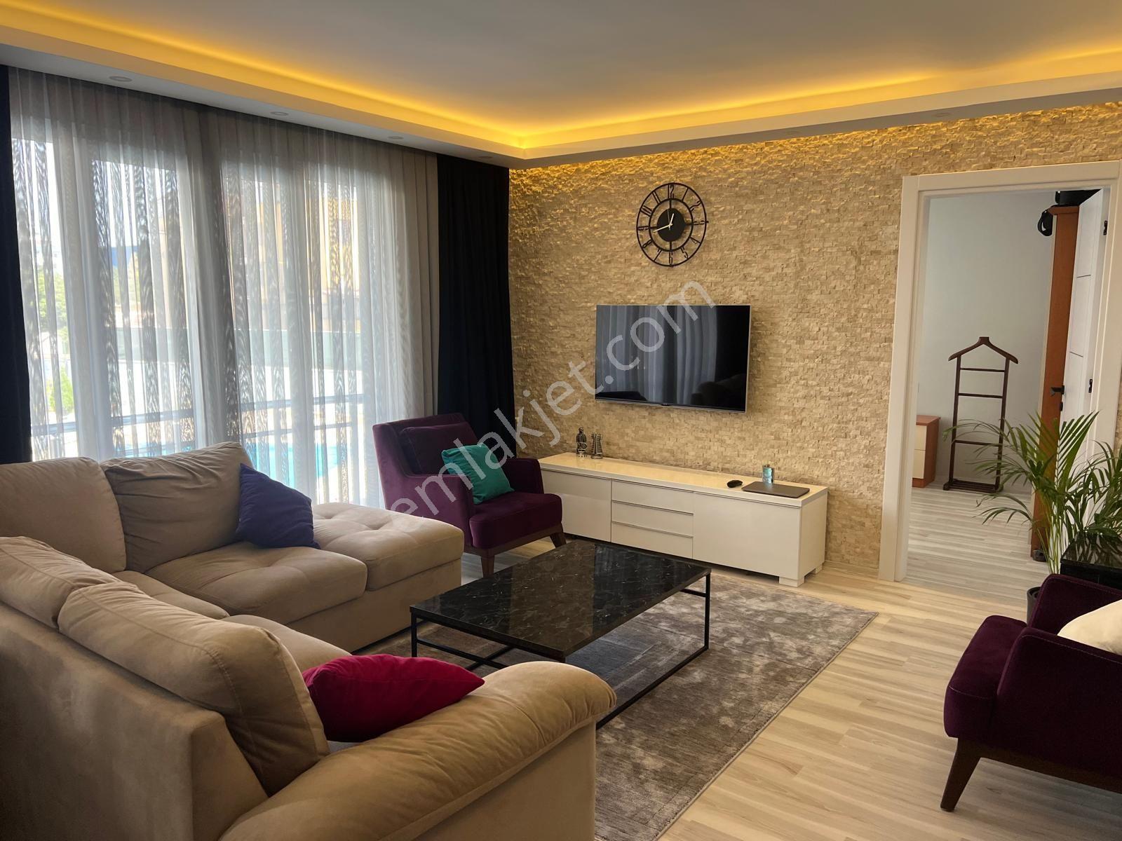Fi Yaka Tuzla 1 Sitesinde Satılık Havuz Manzaralı Şık, Lüks Ev