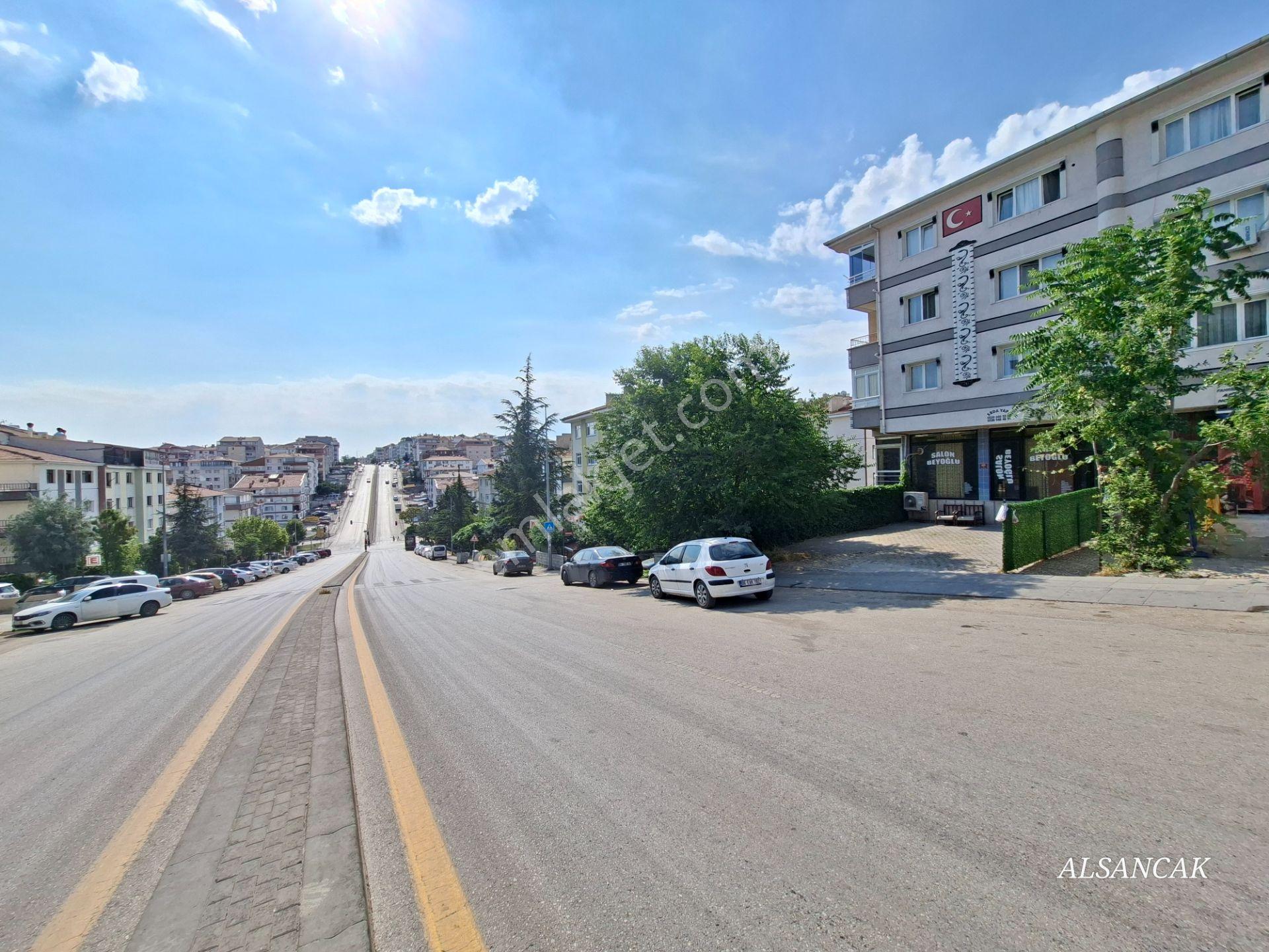 Emirlerde Cadde Üzeri Köşe Satılık Dükkan Yatırıma Uygun
