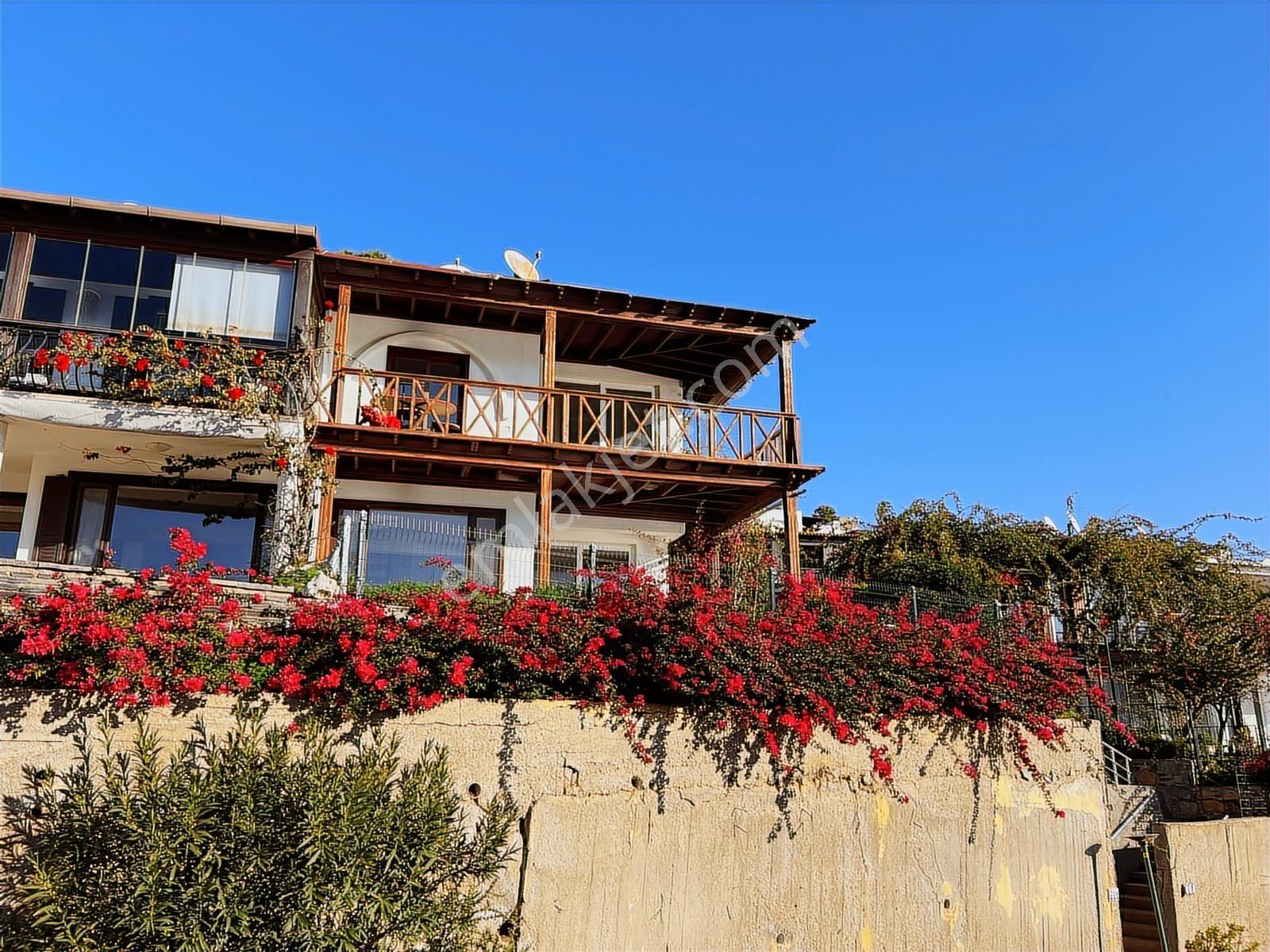 Adabükü Denize Sıfır Doktorlar Sitesi'nde Köşe Konumlu Villa - Görsel 12