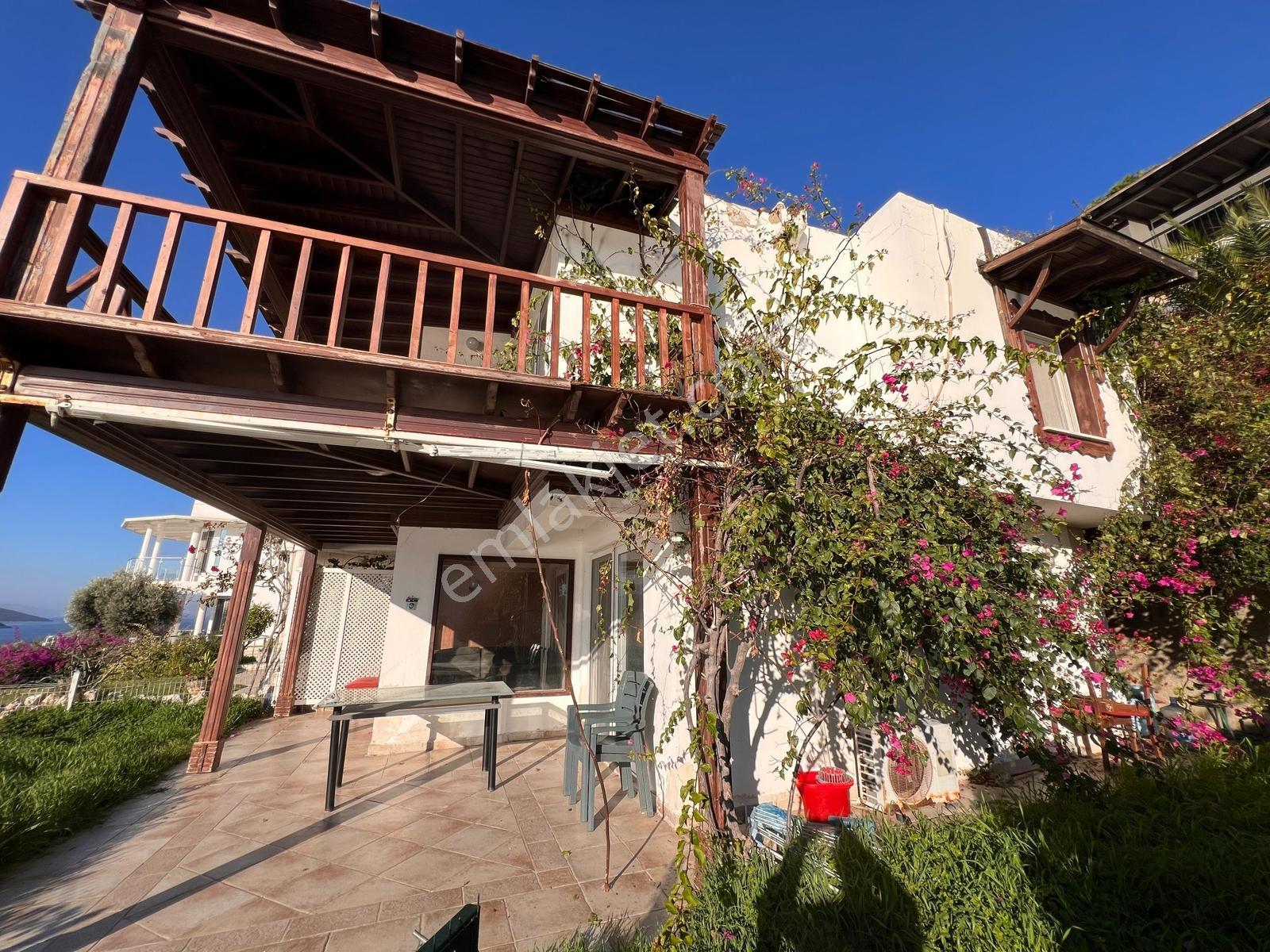 Adabükü Denize Sıfır Doktorlar Sitesi'nde Köşe Konumlu Villa - Görsel 11