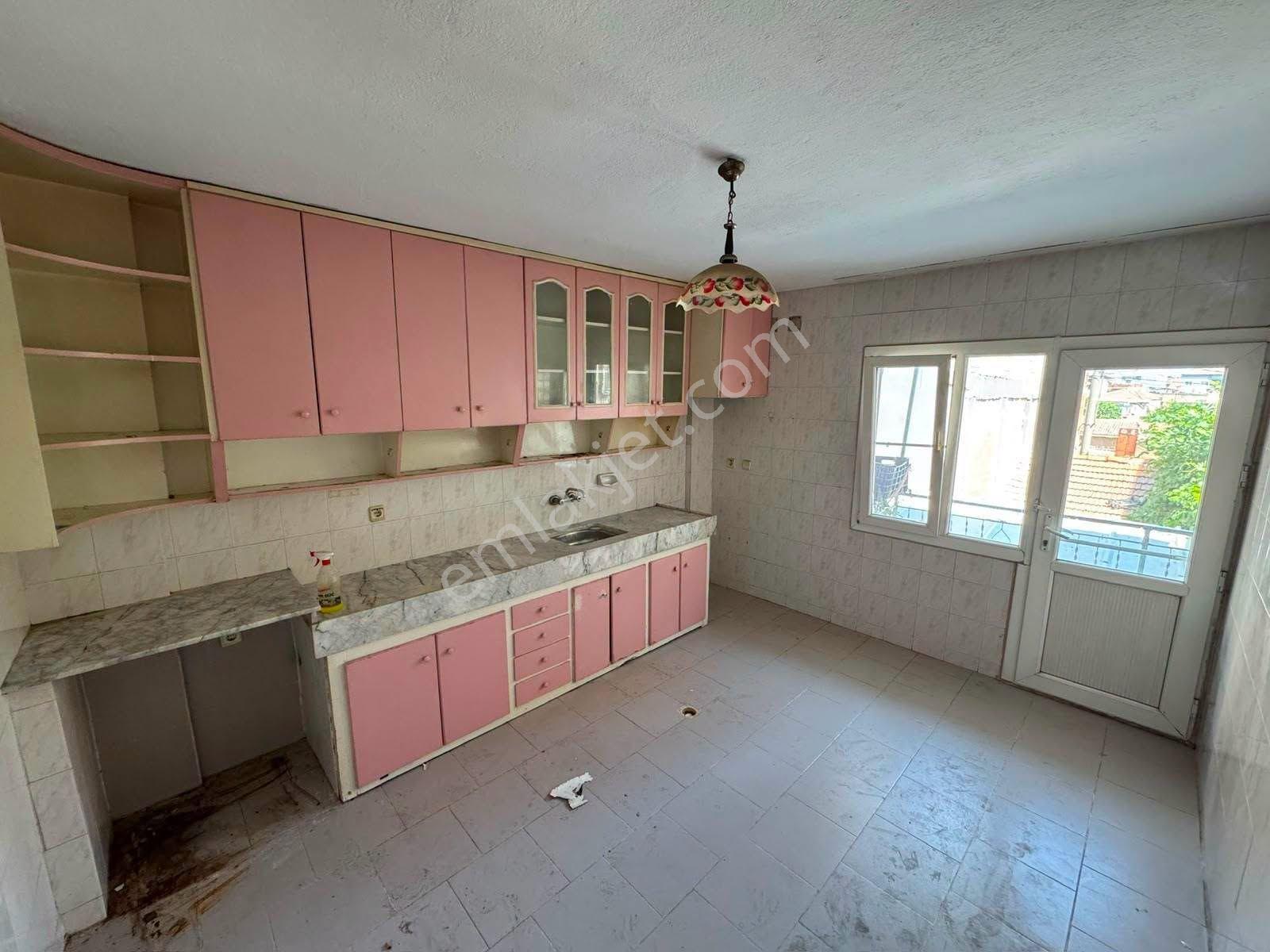 Turgutlu Şehitler Mahallesi'nde Kiralık 100 M² 2+1 Daire 1. Kat