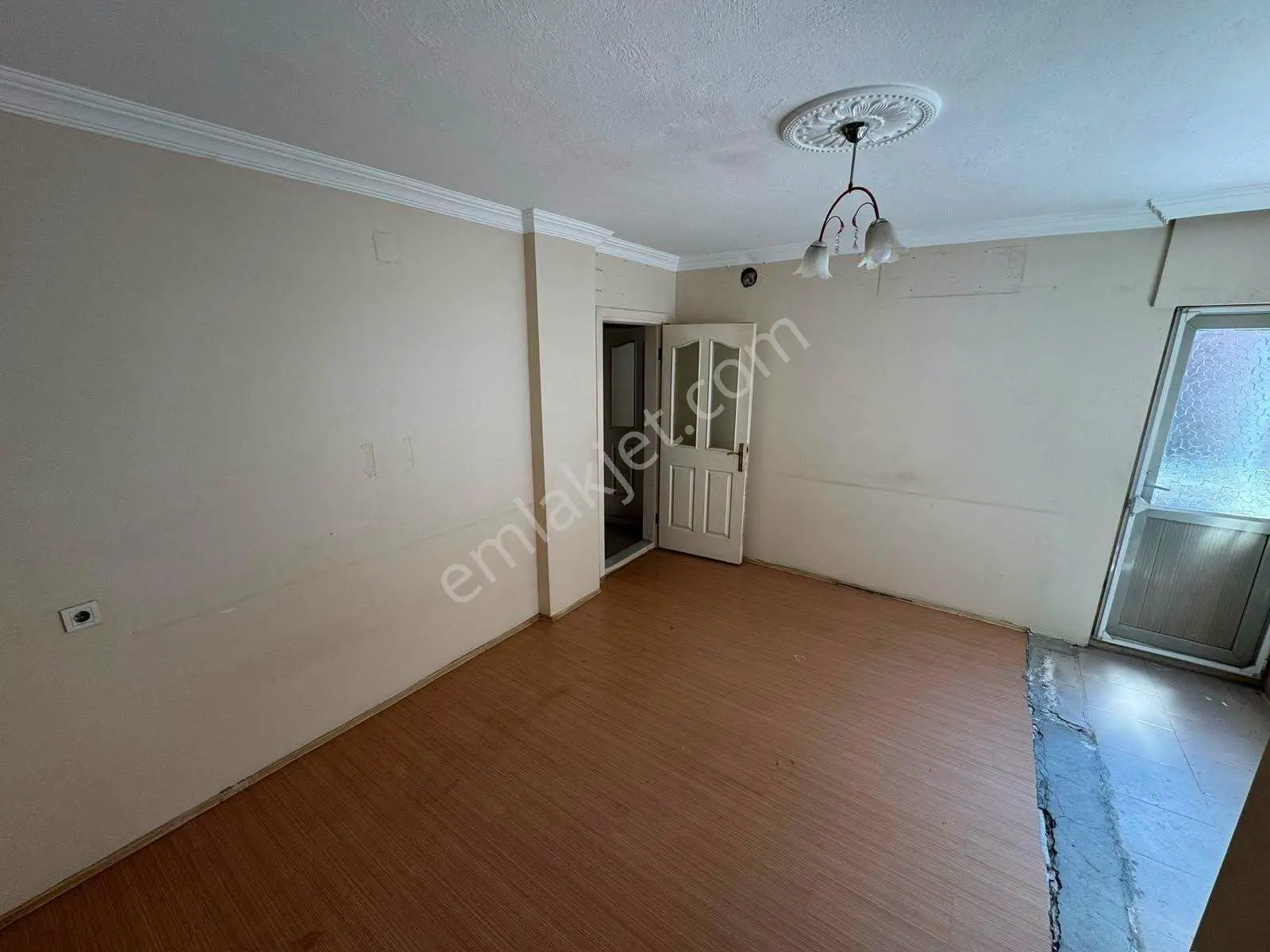 Turgutlu Şehitler Mahallesi'nde Kiralık 100 M² 2+1 Daire 1. Kat - Görsel 3