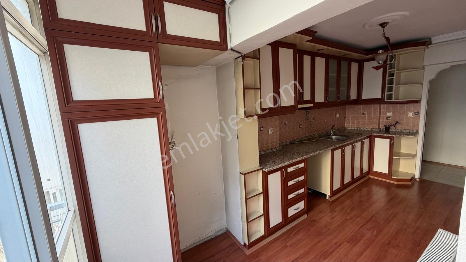Karşıyaka'da Merkezi Konumda D.gazlı Asansörlü 2+1 Kiralık Daire - Görsel 8