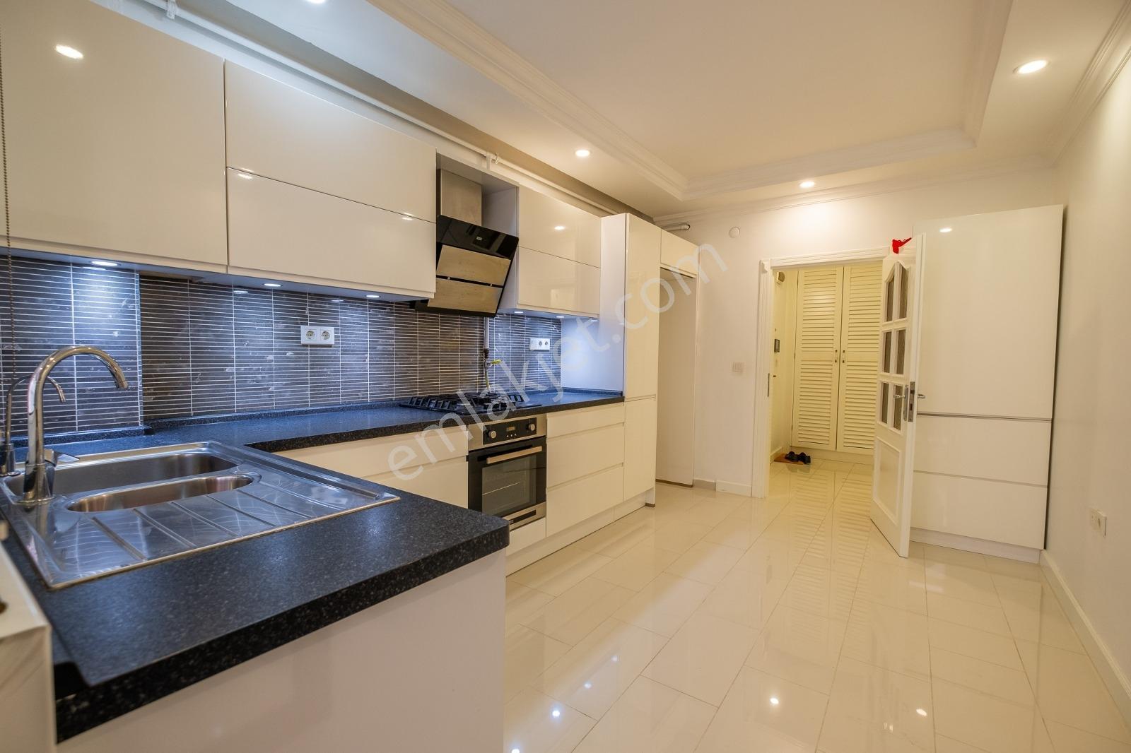 Florya Şenlikköy'de Tadilatlı Ve Temiz 3+1 Satılık Daire