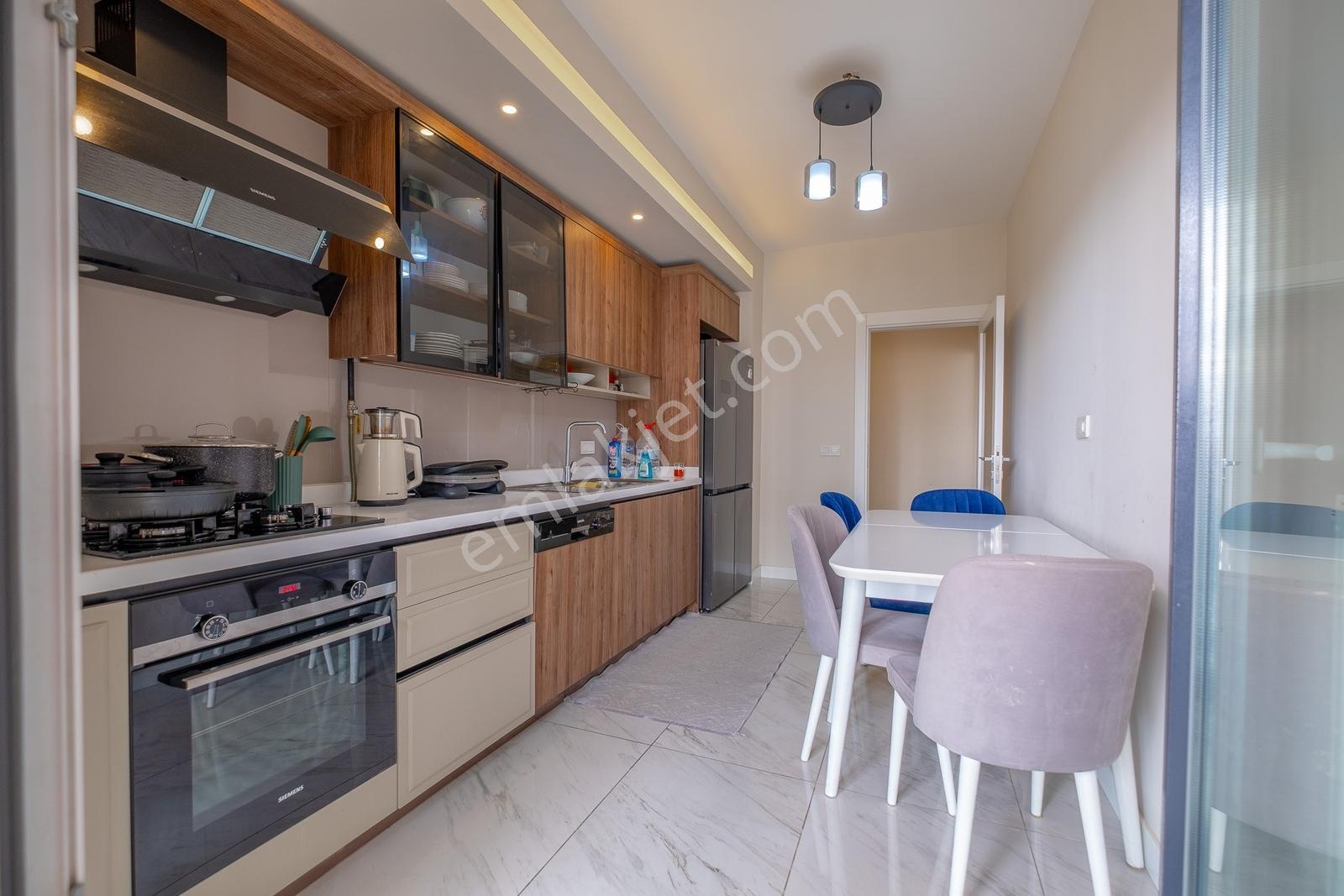 Beylikdüzü'nde Alya Dolunay Sitesinde 5+2 Satılık Dubleks Daire