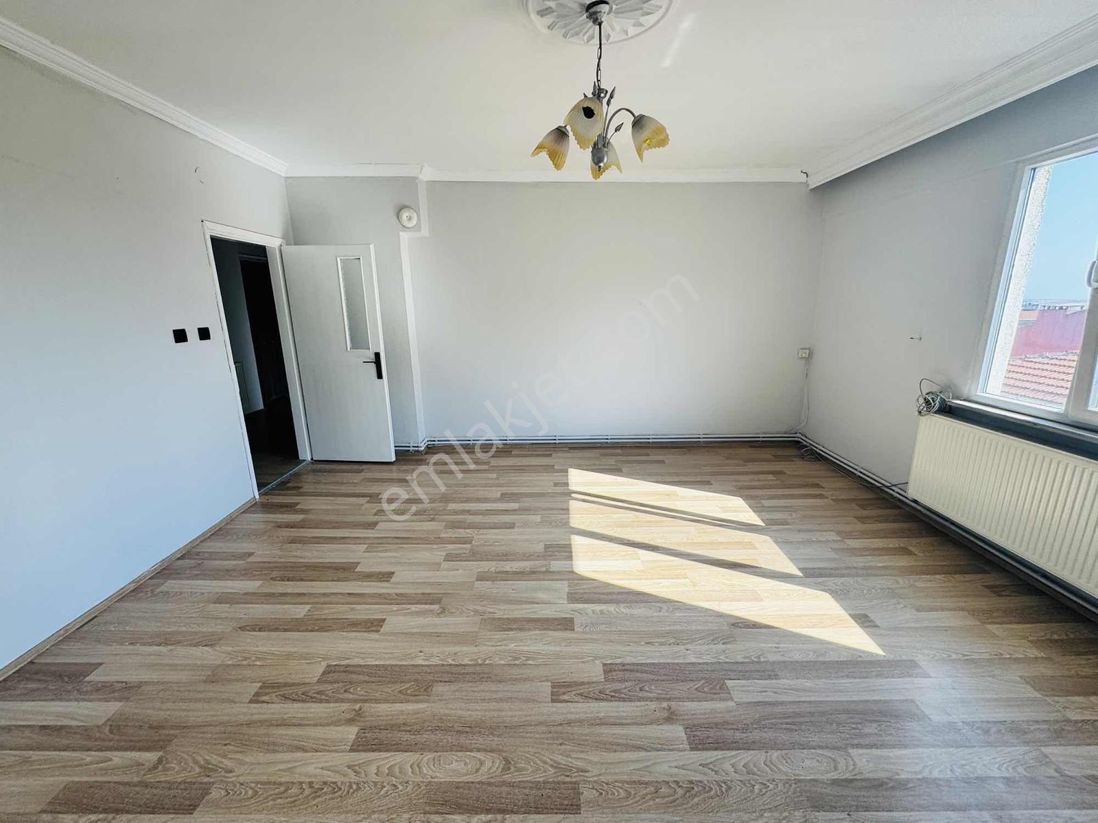 Şeh Sinan Mh Eski Tekirdağ Caddesi Civarı Satılık 3+1 Daire