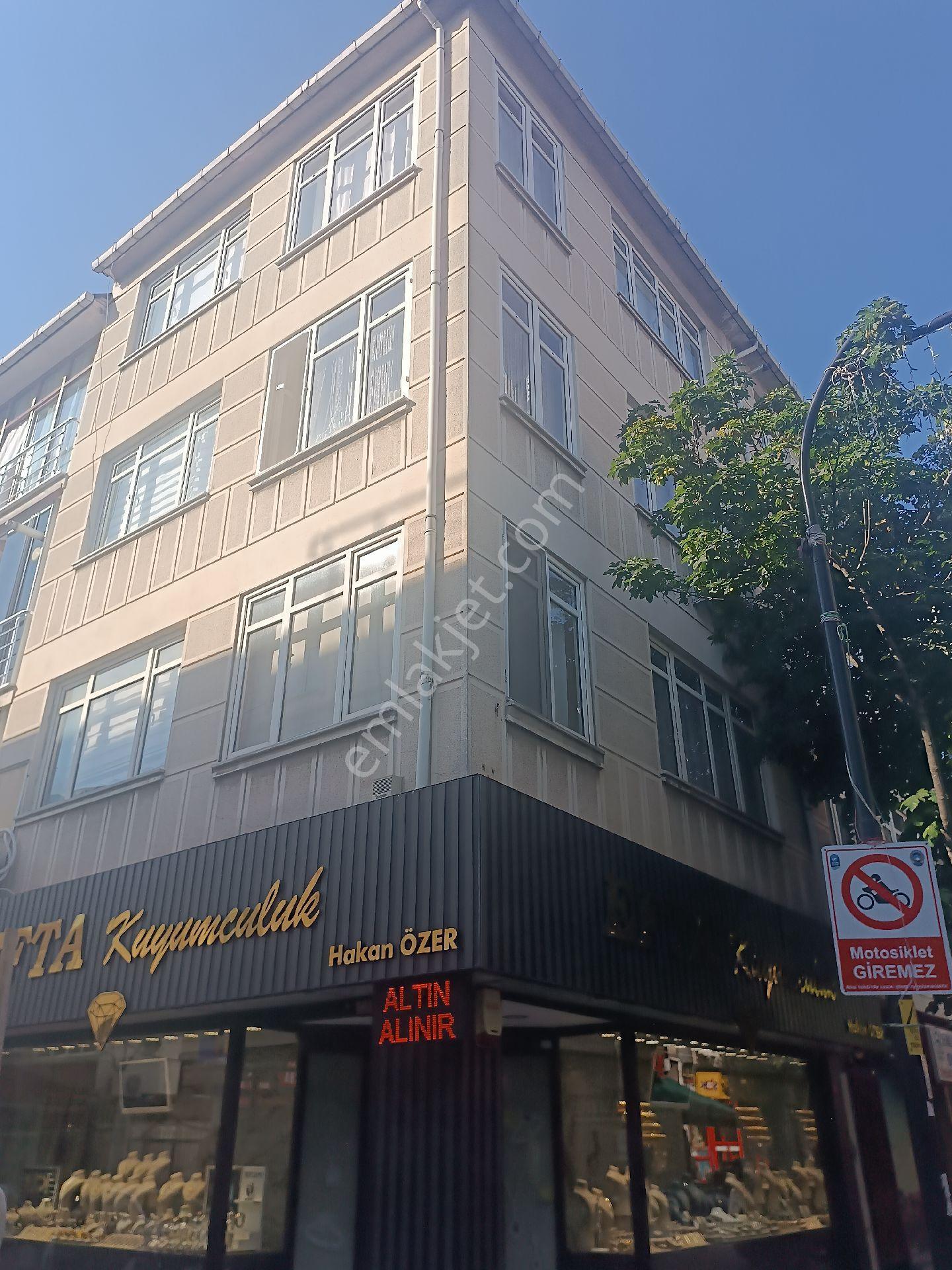 Rami Mahmudiye Caddesinde Köşe Binada 2 Dükkan 3 Daire Trafiğe Kapalı Alanda En Değerli Bölgede - Görsel 2