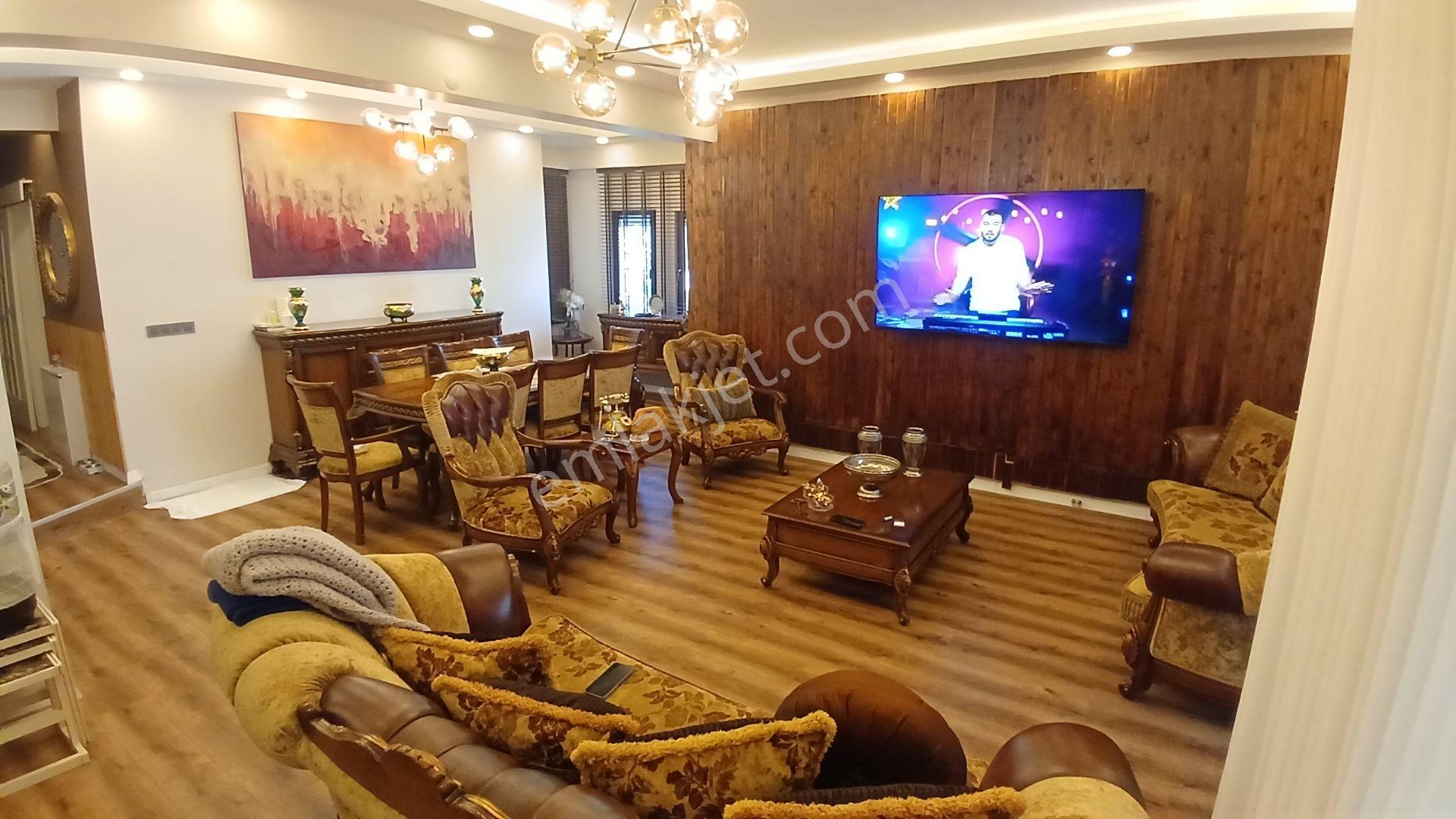 3 Katlı, 400 M² Bahçeli, Tamamen Yenilenmiş Villa - Görsel 15