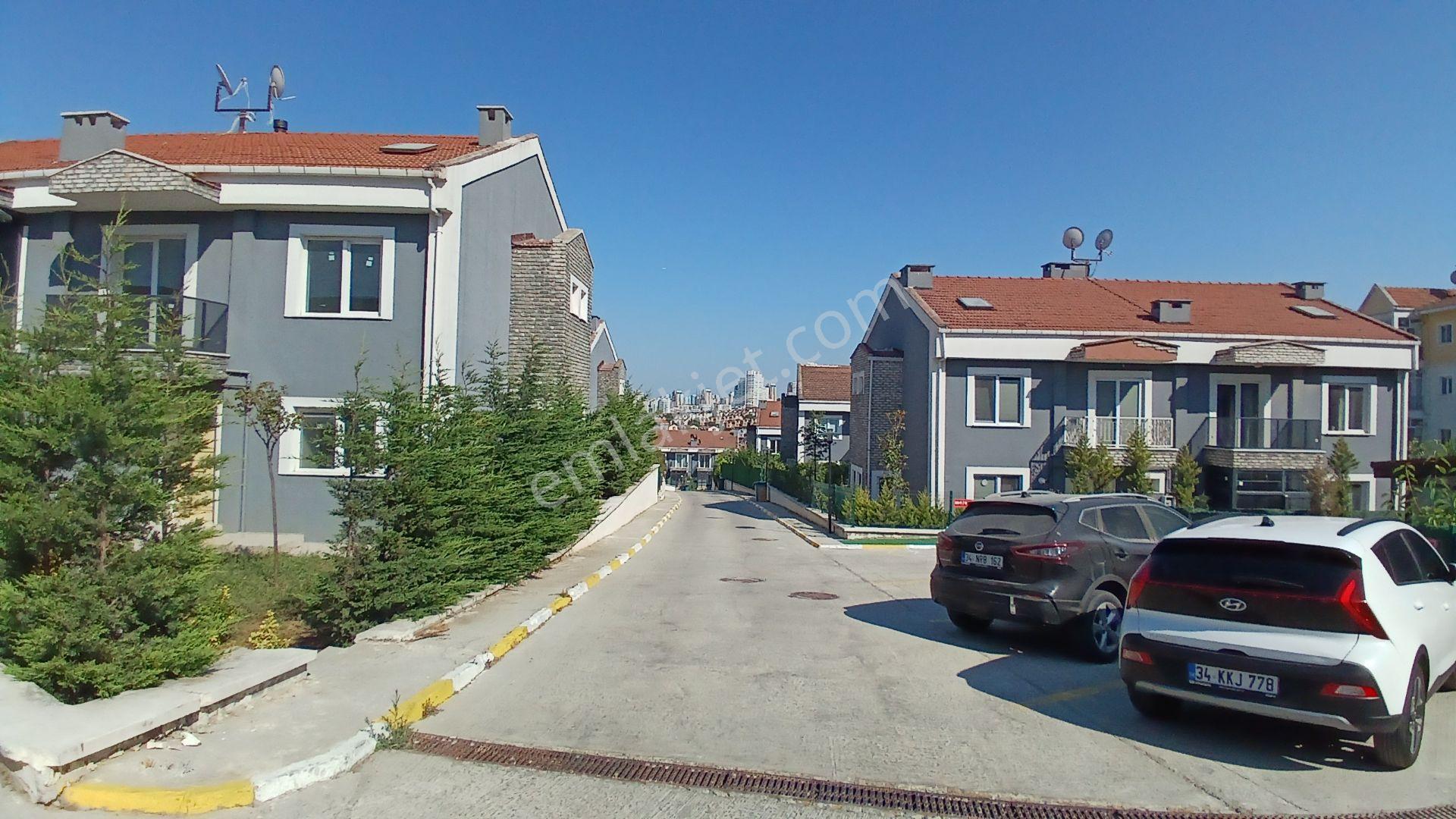 3 Katlı, 400 M² Bahçeli, Tamamen Yenilenmiş Villa